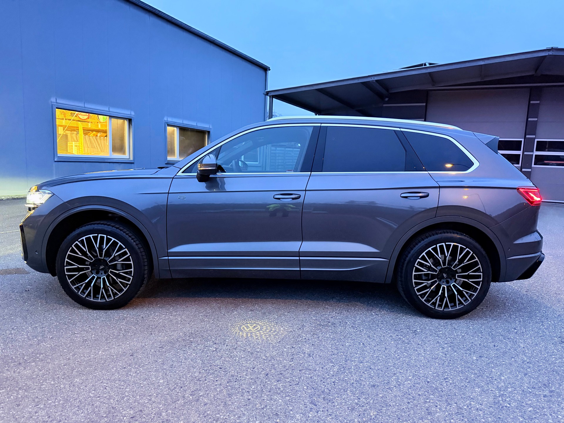 VW TOUAREG "3.0 TDI R-LINE" TIPTRONIC. CH WAGEN. AMAG SCHEIZ AUSLIEFERUNG. TOP AUSSTATTUNG. MIT AHK.-image-17