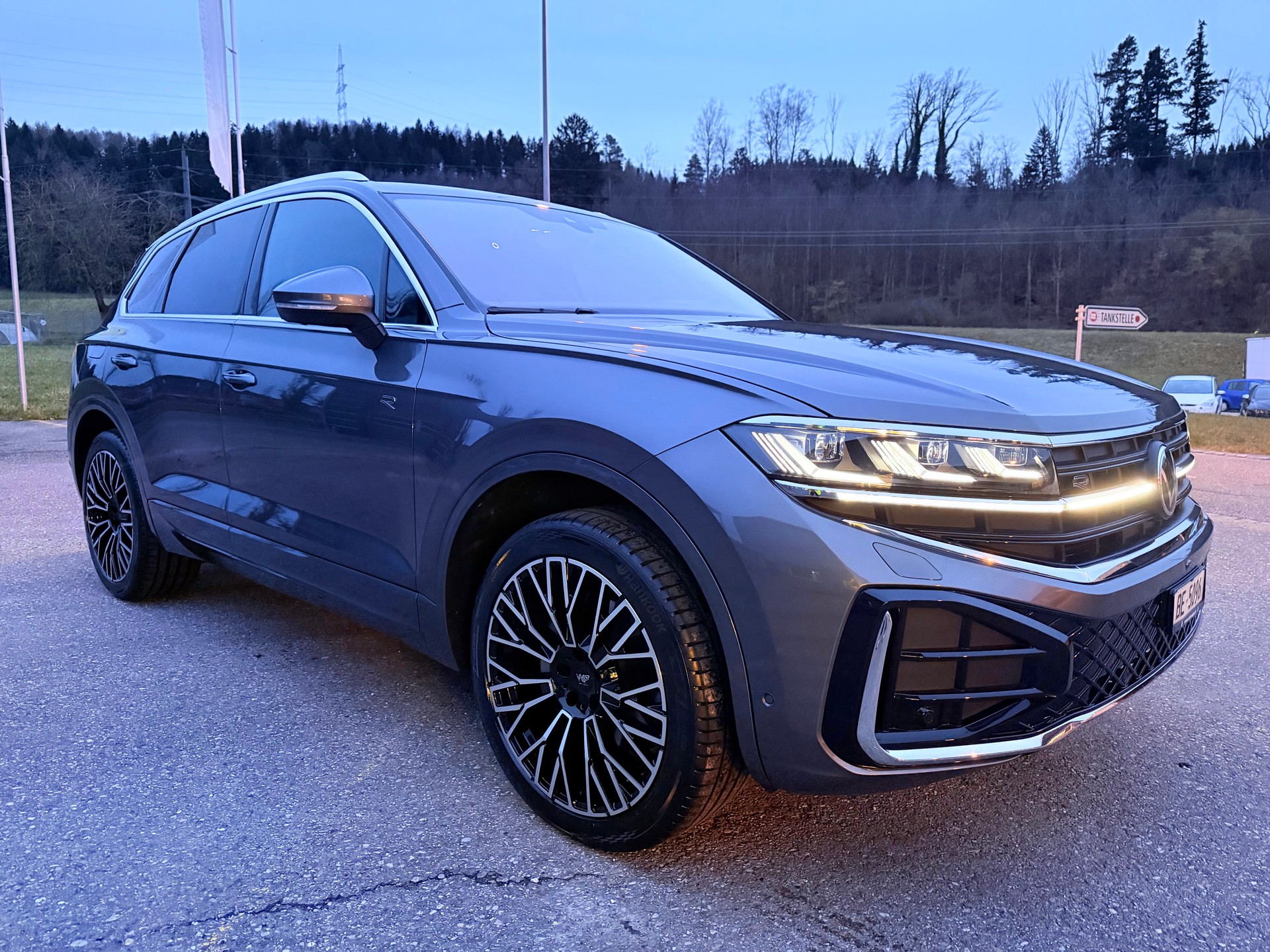 VW TOUAREG "3.0 TDI R-LINE" TIPTRONIC. CH WAGEN. AMAG SCHEIZ AUSLIEFERUNG. TOP AUSSTATTUNG. MIT AHK.-showroom-element-2
