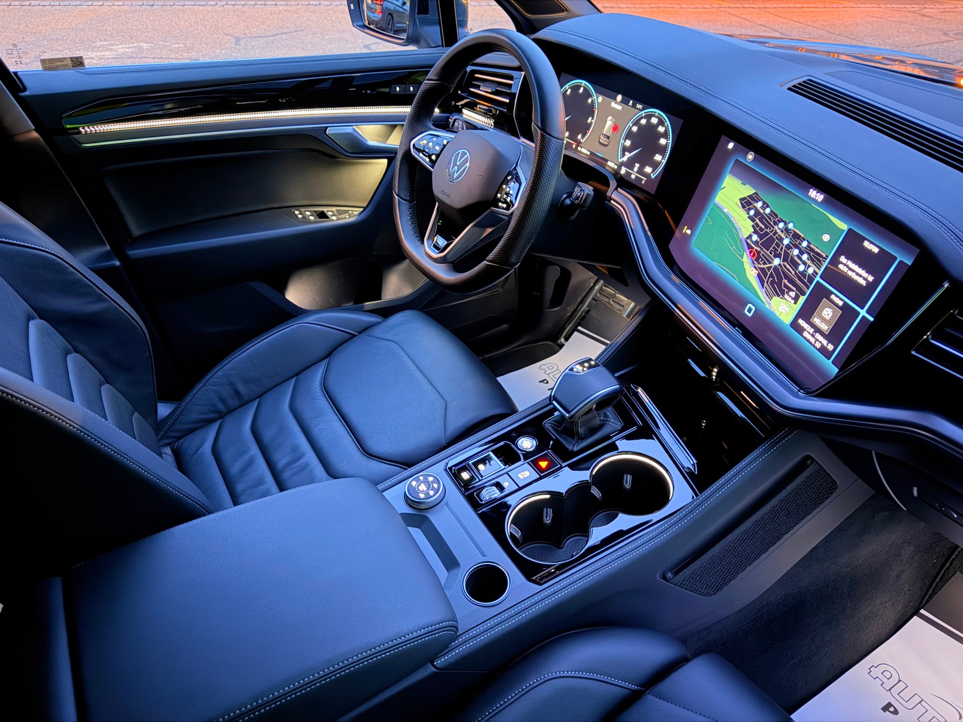 VW TOUAREG "3.0 TDI R-LINE" TIPTRONIC. CH WAGEN. AMAG SCHEIZ AUSLIEFERUNG. TOP AUSSTATTUNG. MIT AHK.-image-14