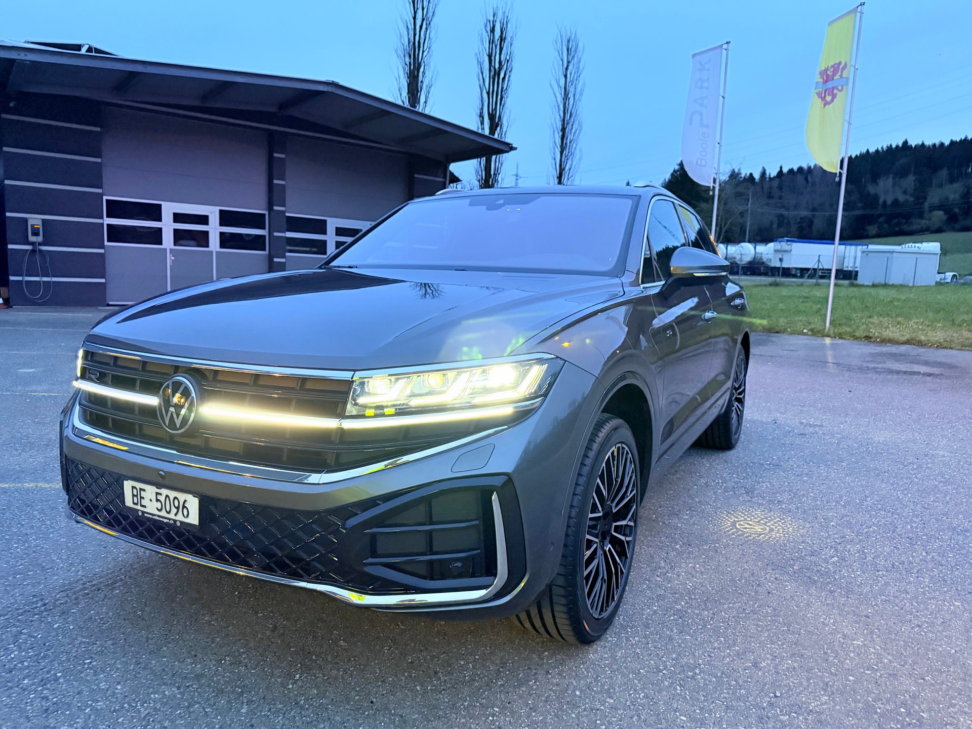 VW TOUAREG "3.0 TDI R-LINE" TIPTRONIC. CH WAGEN. AMAG SCHEIZ AUSLIEFERUNG. TOP AUSSTATTUNG. MIT AHK.-image-20
