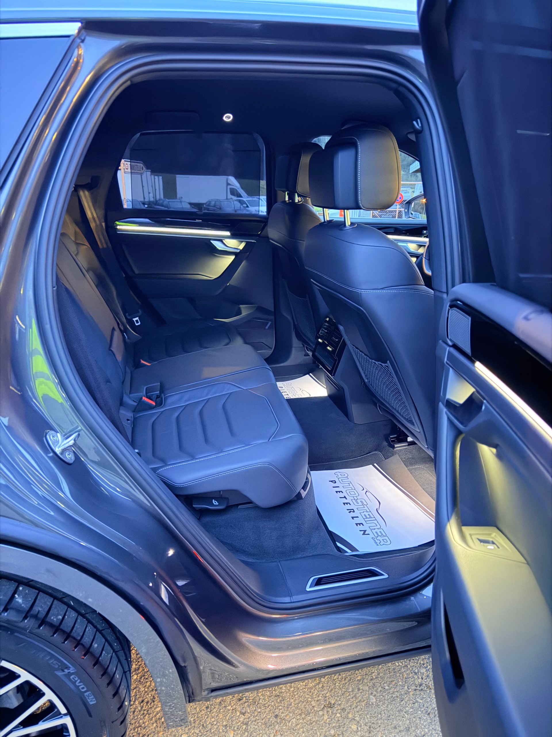 VW TOUAREG "3.0 TDI R-LINE" TIPTRONIC. CH WAGEN. AMAG SCHEIZ AUSLIEFERUNG. TOP AUSSTATTUNG. MIT AHK.-image-9