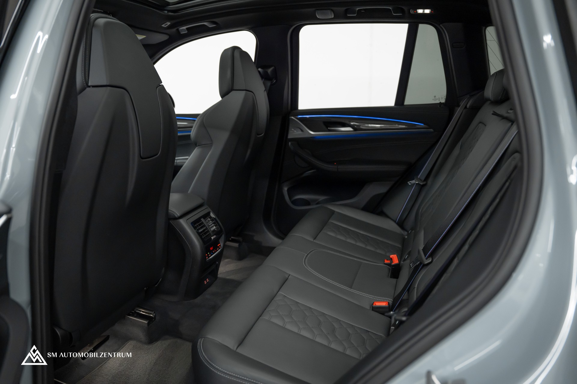 BMW X3 M Competition / Panorama / Laserlight / Carbon Fibre / Sitzbelüftung-image-19