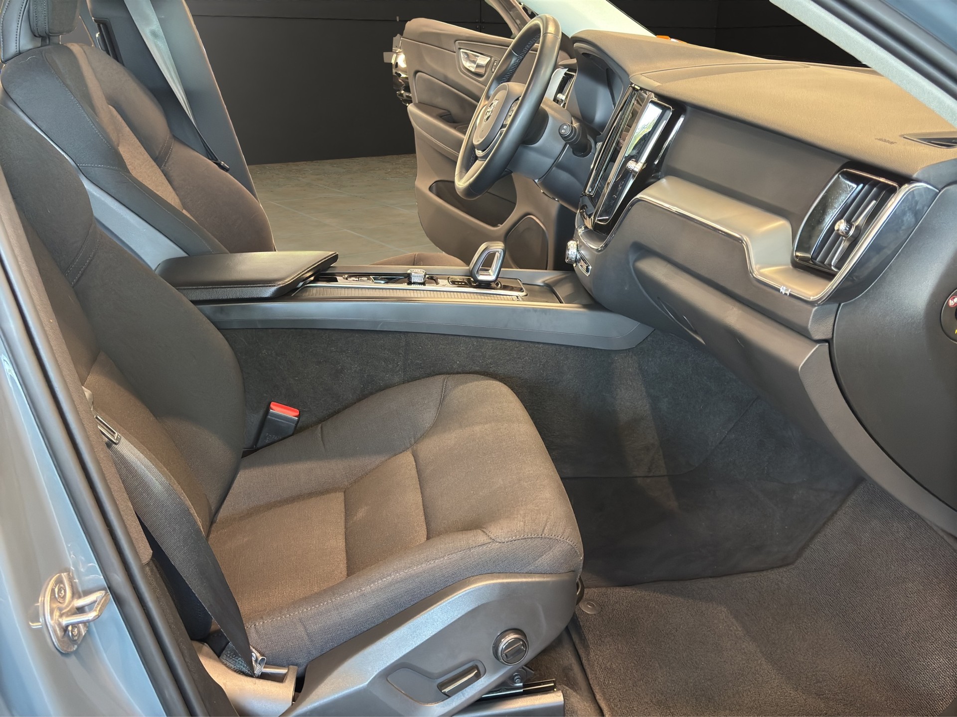 VOLVO XC60 B4 Diesel Mild Hybrid AWD Momentum Geartronic-image-22
