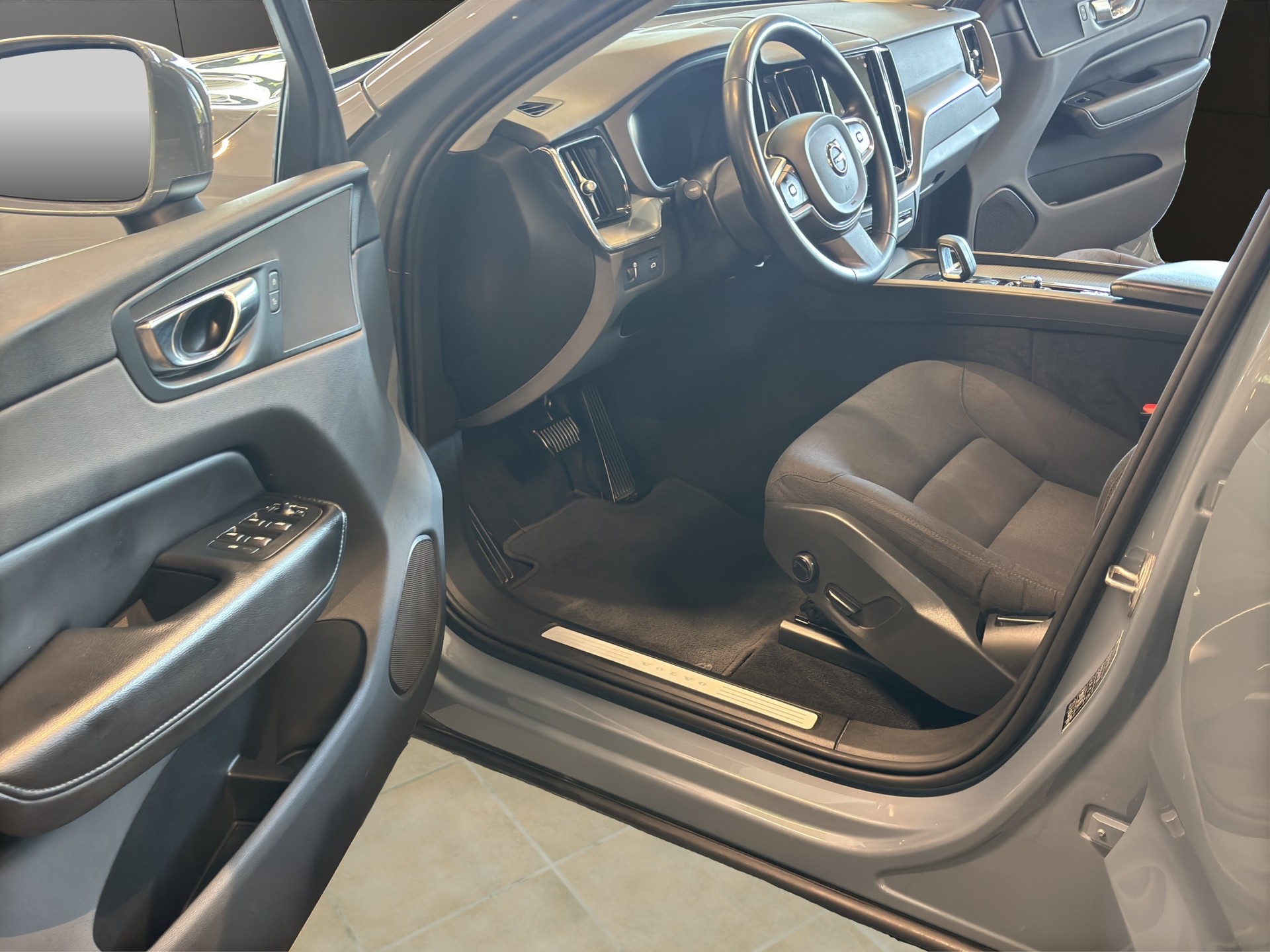 VOLVO XC60 B4 Diesel Mild Hybrid AWD Momentum Geartronic-image-26