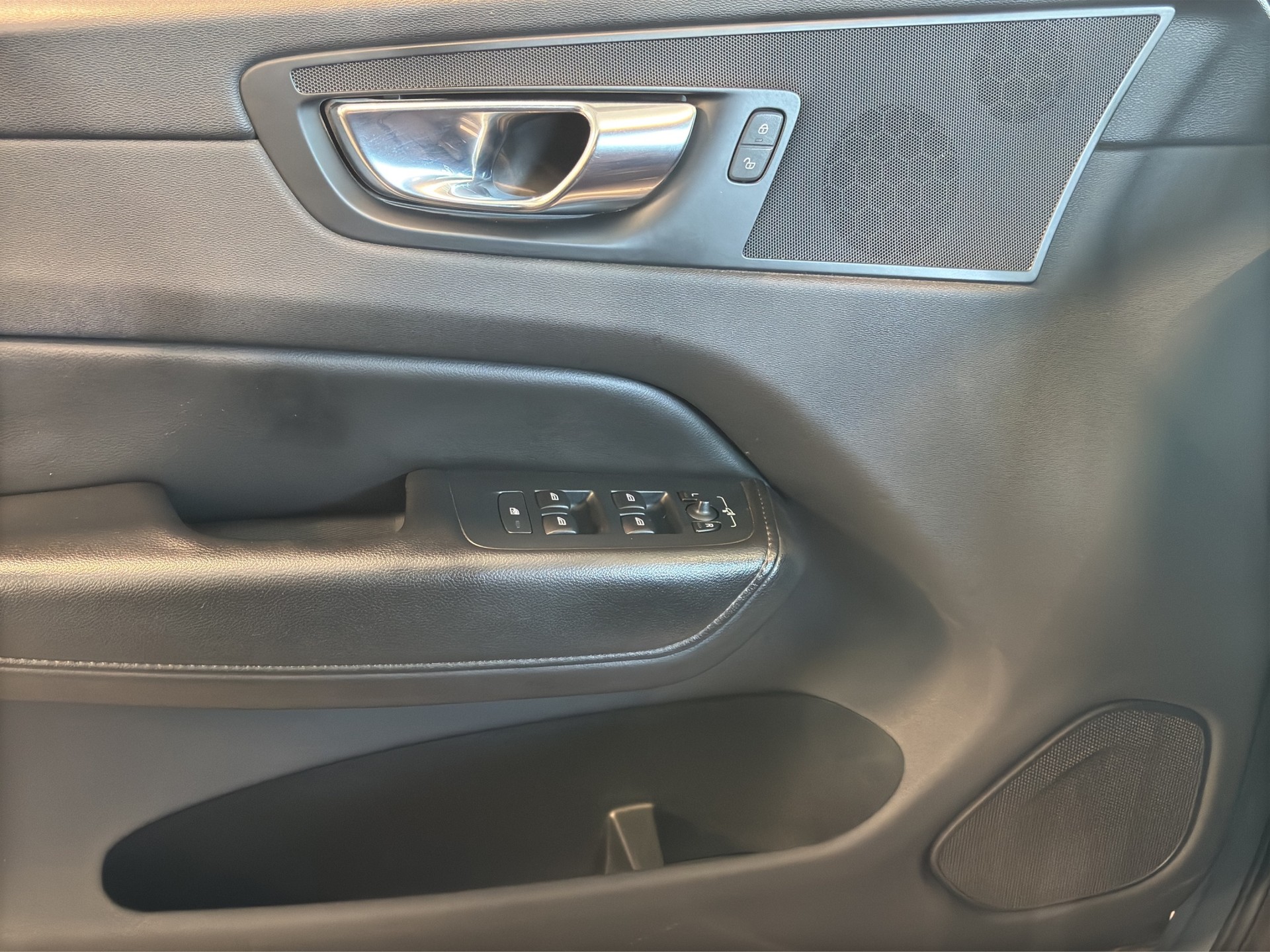 VOLVO XC60 B4 Diesel Mild Hybrid AWD Momentum Geartronic-image-18