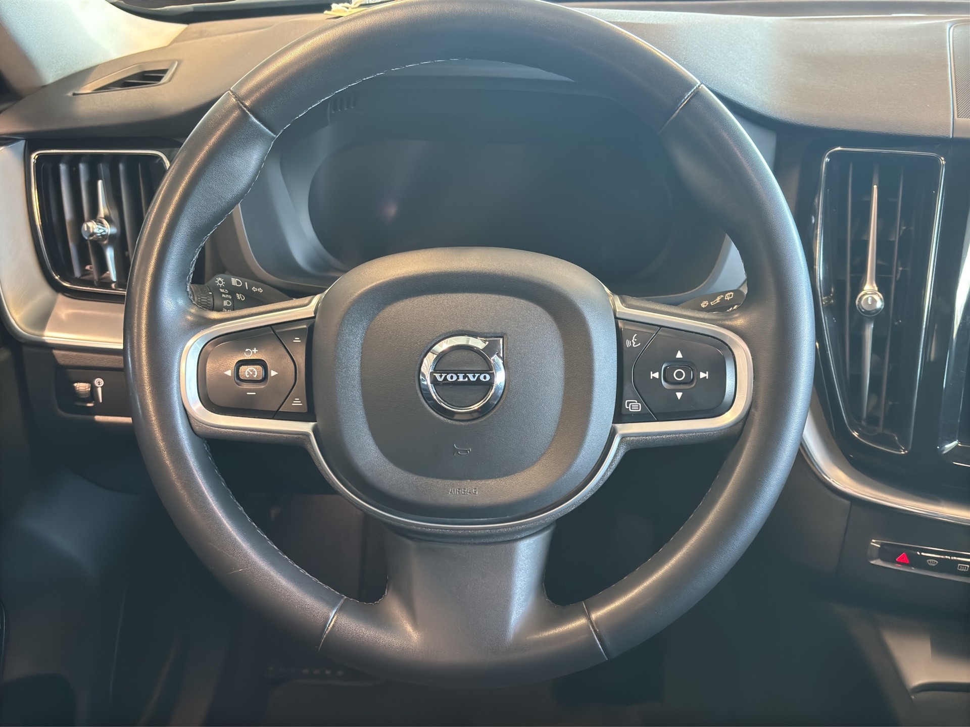 VOLVO XC60 B4 Diesel Mild Hybrid AWD Momentum Geartronic-image-17