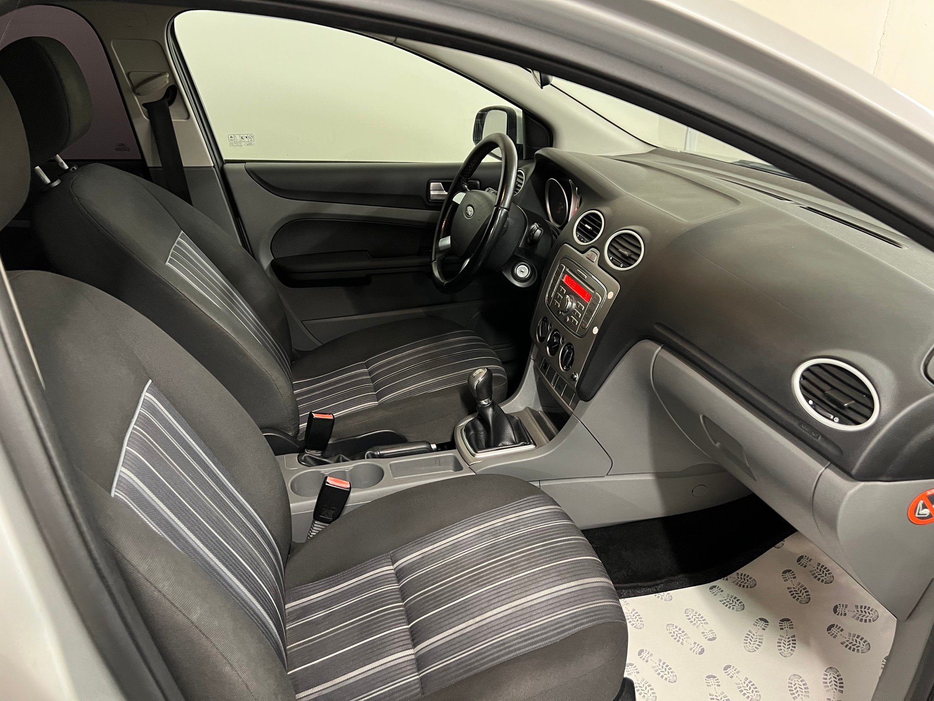 FORD Focus 1.6i VCT Carving-image-8