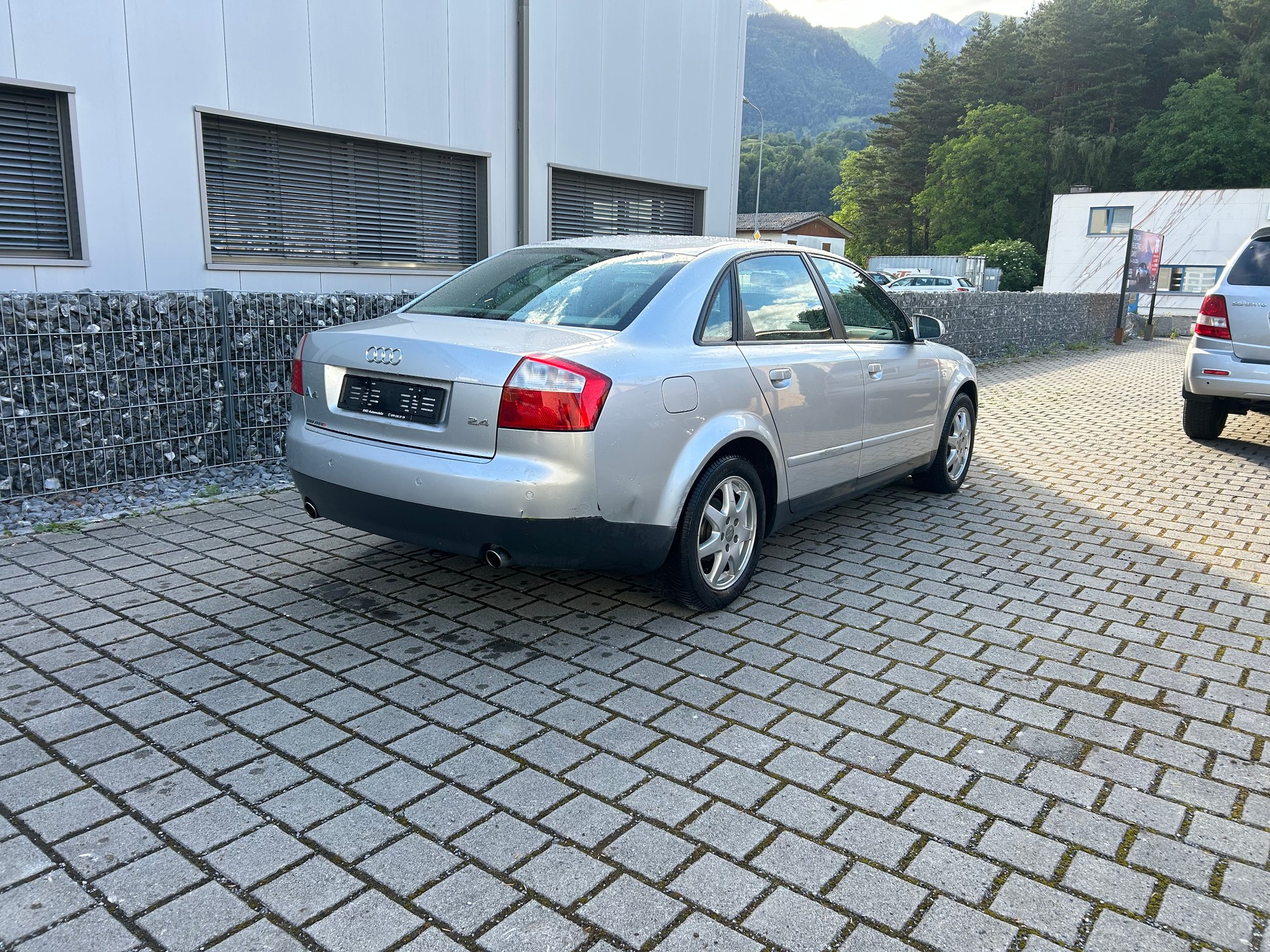 AUDI A4 2.4 V6-image-3