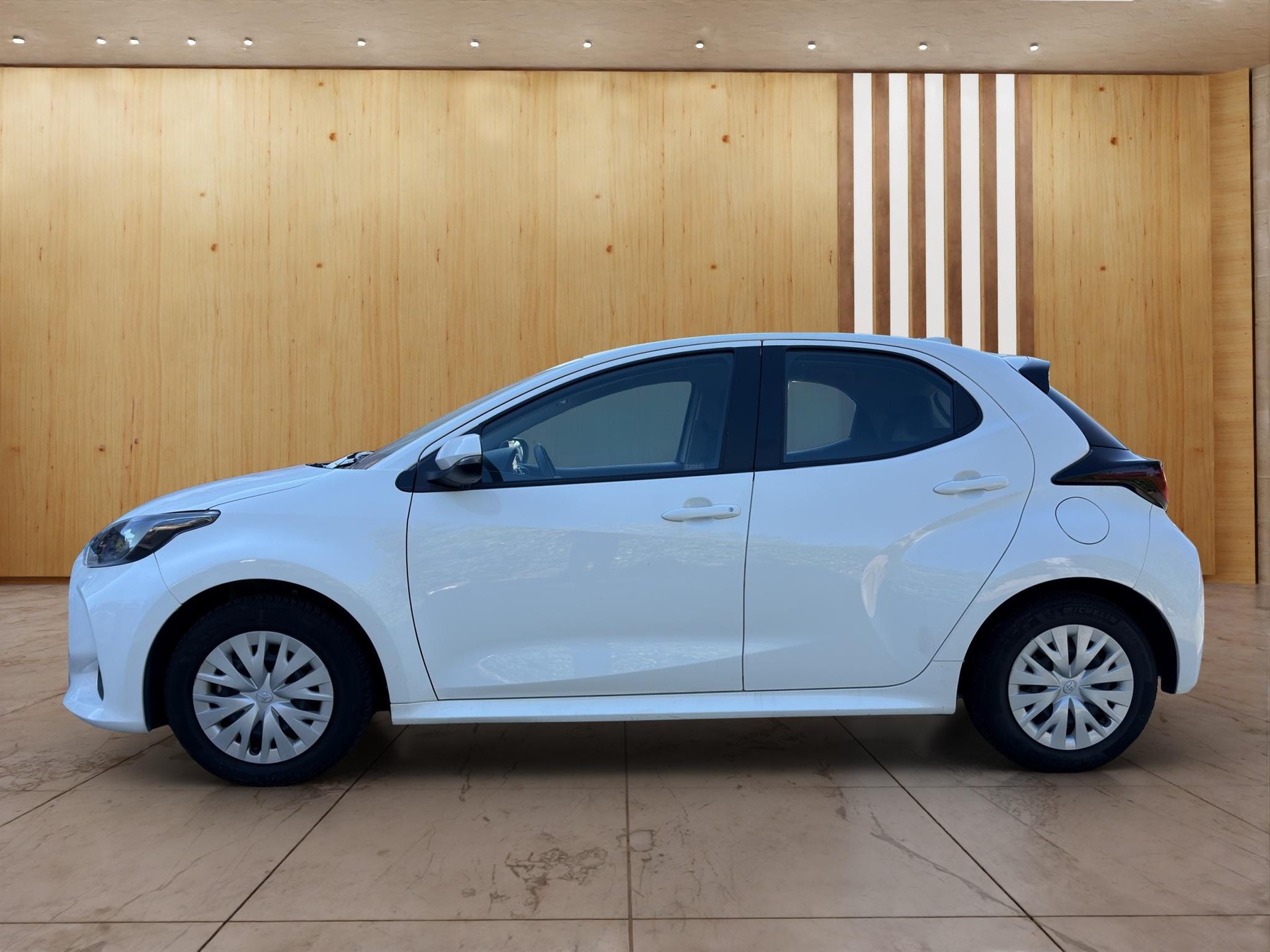 TOYOTA Yaris 1.5 VVT-i HSD Comfort-showroom-element-2