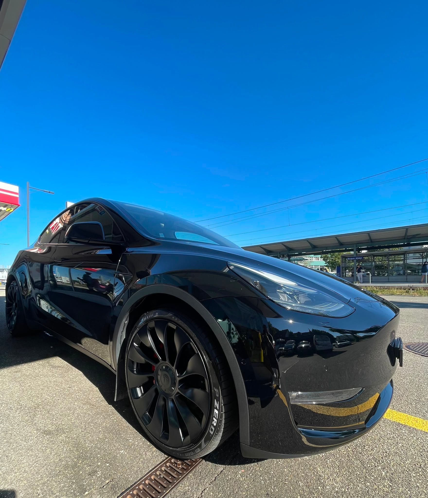 TESLA Model Y Performance SOH 92% All Black 514 km (WLTP) 534PS Made in Berlin Werksgarantie-image-1