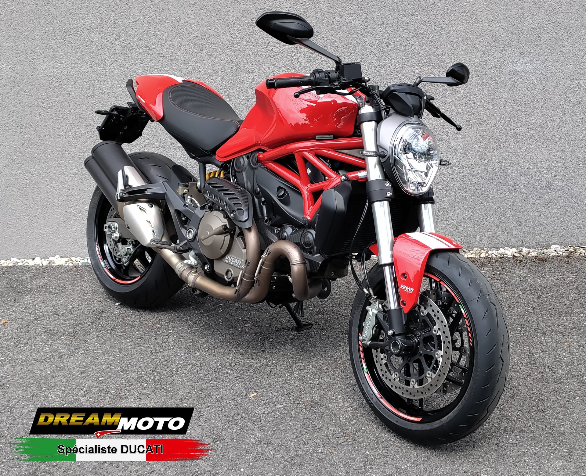 DUCATI Monster 821 Stripe-showroom-element-1