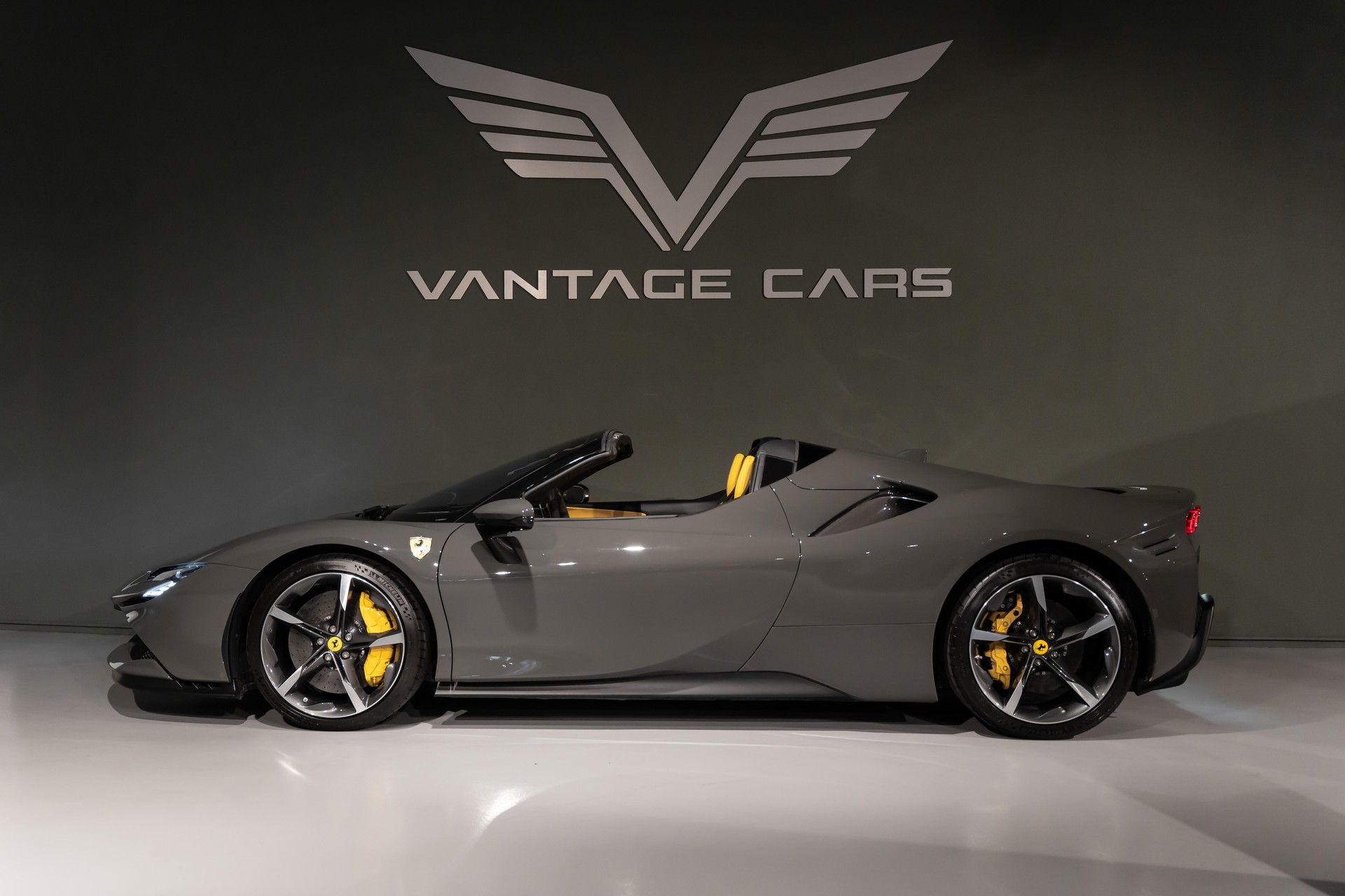 FERRARI SF90 Spider 4.0-showroom-element-1