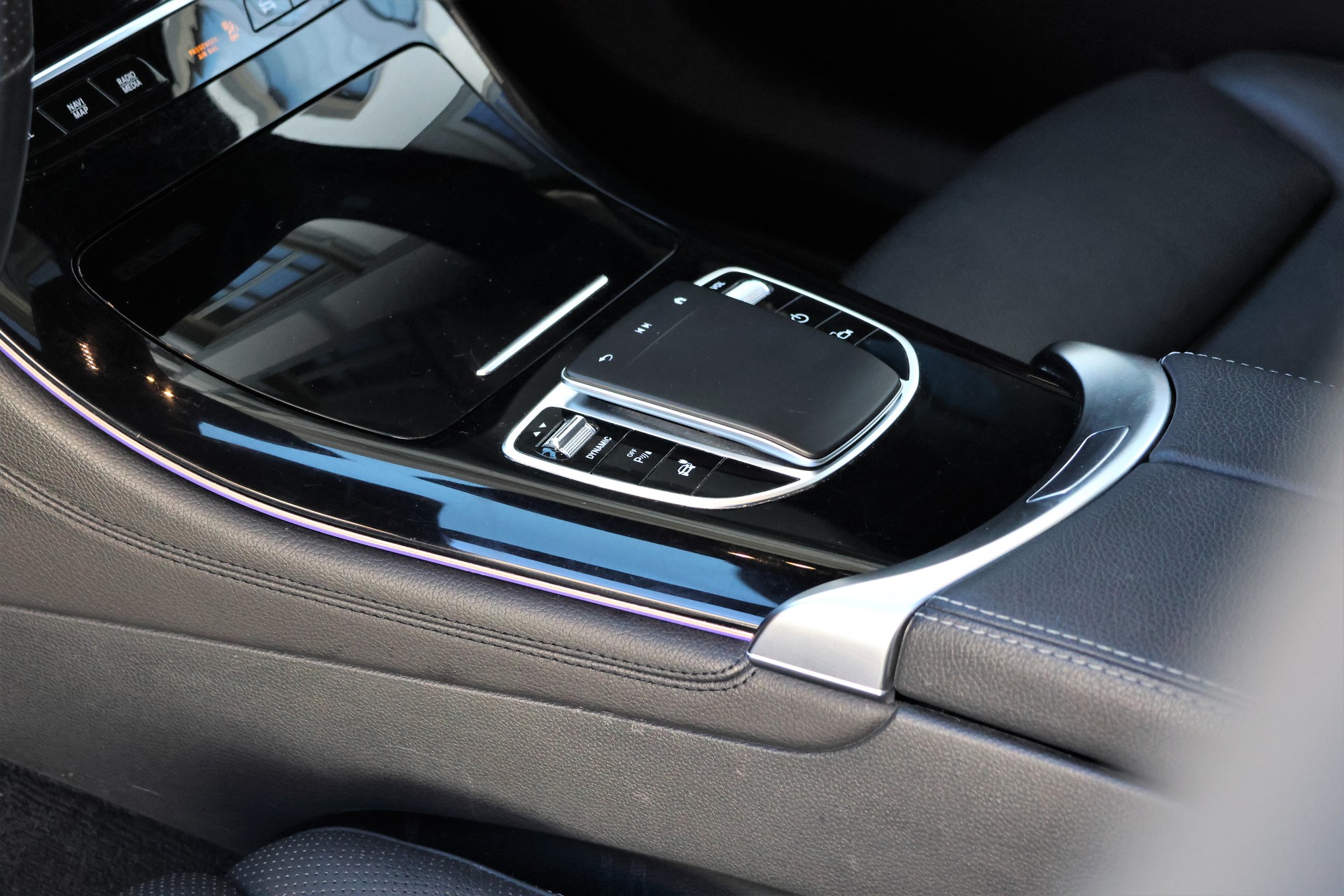 MERCEDES-BENZ EQC 400 AMG Line 4Matic (CH) *Designo Magno*-image-11