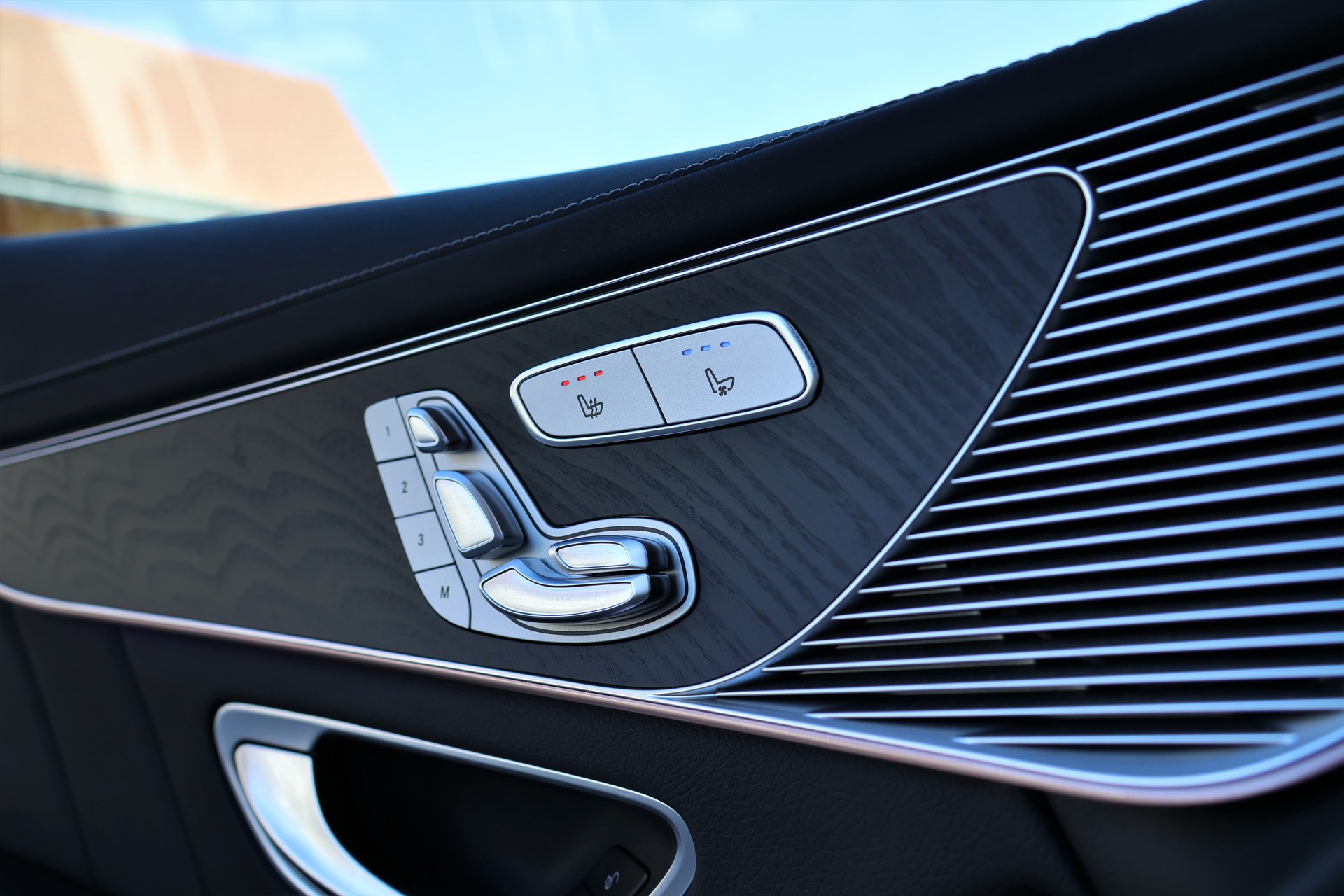 MERCEDES-BENZ EQC 400 AMG Line 4Matic (CH) *Designo Magno*-image-12