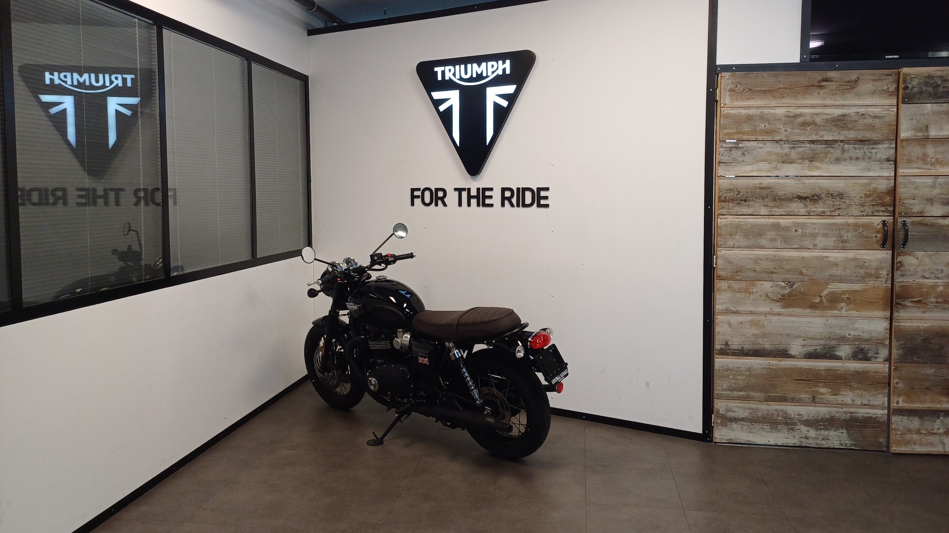 TRIUMPH Bonneville T120 Black-image-2
