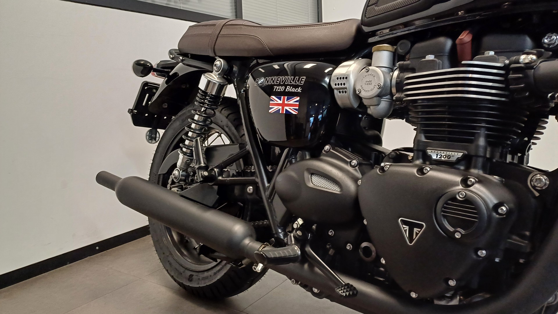 TRIUMPH Bonneville T120 Black-image-12