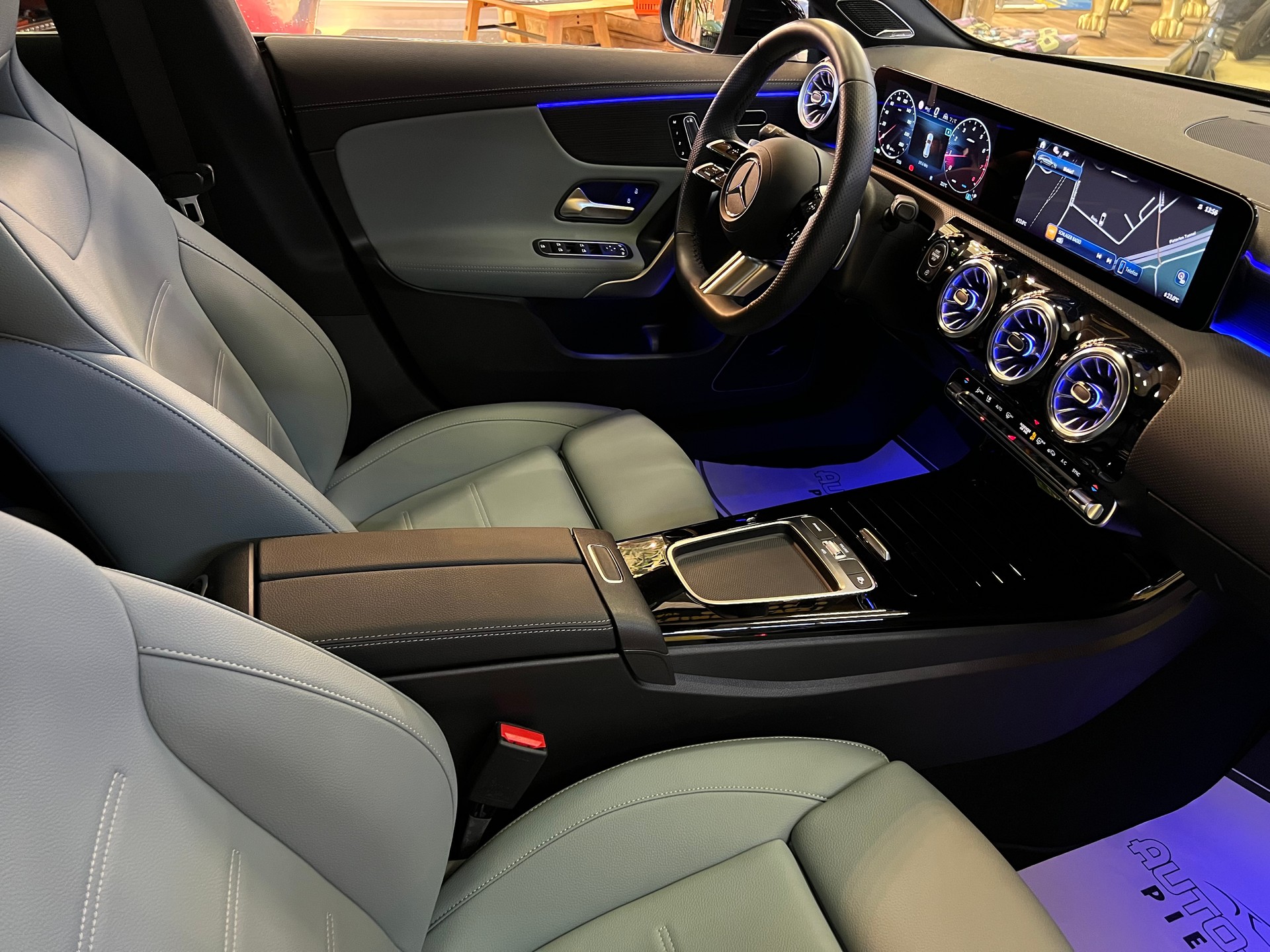 MERCEDES-BENZ "AMG" CLA SHOOTING BRAKE 250 4-MATIC MIT AHK !! "SPORTSTOURER" VOLL OPTIONEN !! NUR 4`900 KM !! CH WAGEN !!8G-DCT-image-19