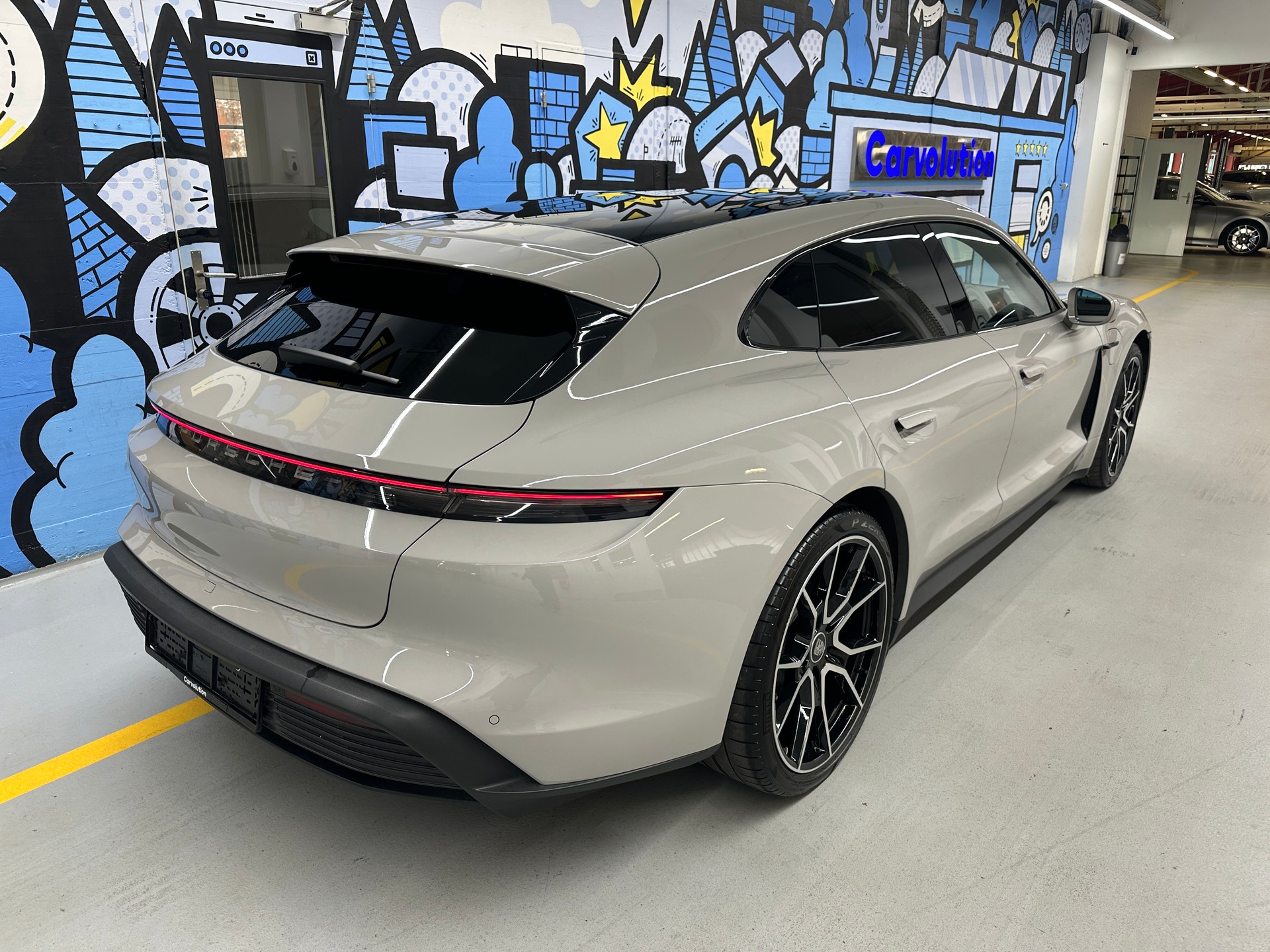 PORSCHE Taycan 4S-showroom-element-3