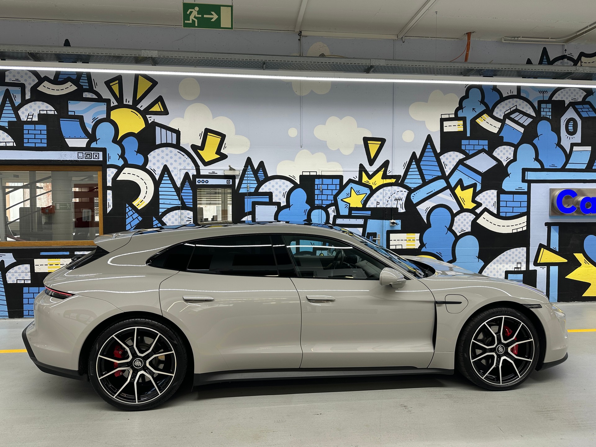 PORSCHE Taycan 4S-showroom-element-2