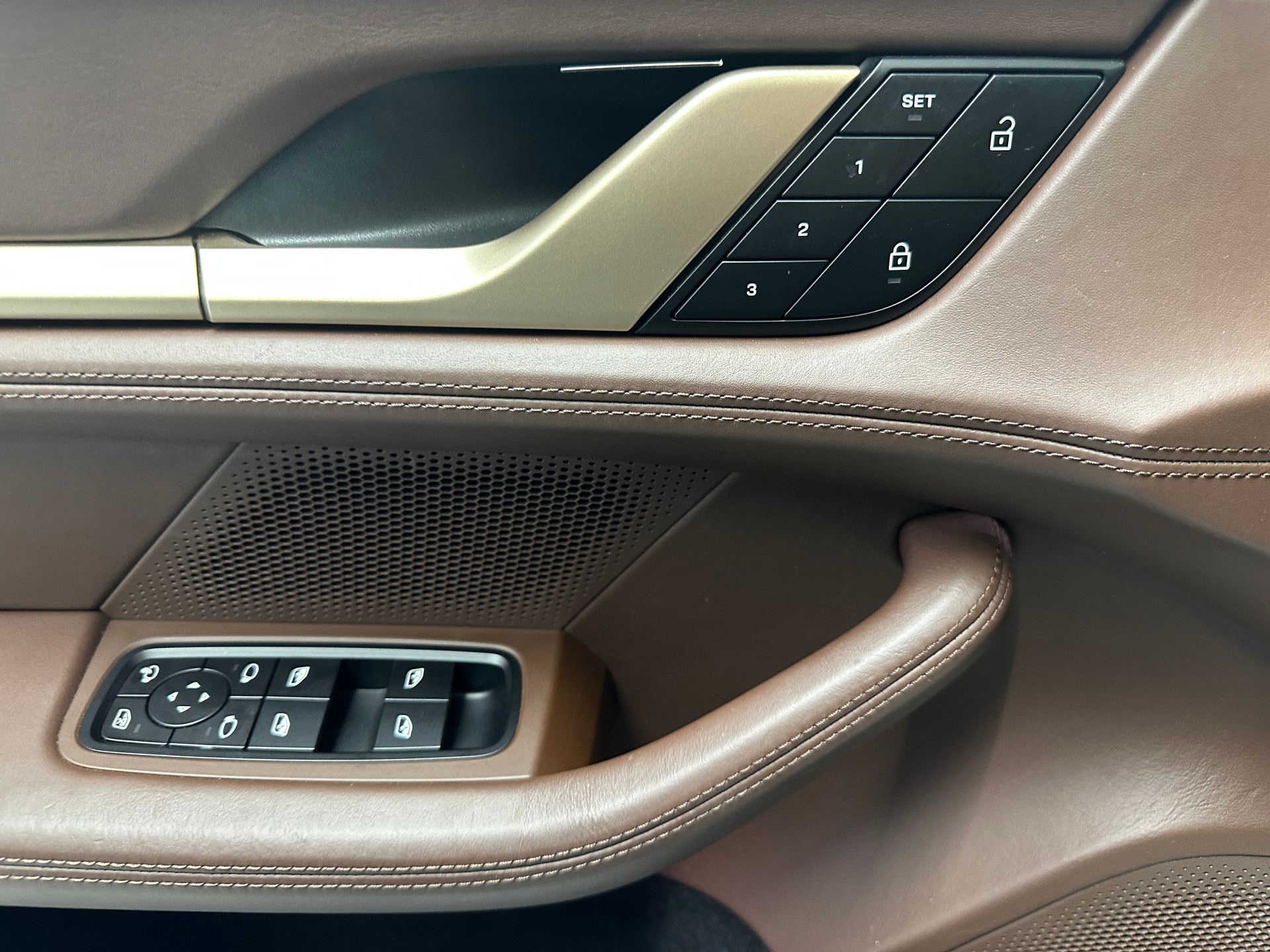 PORSCHE Taycan 4S-image-13