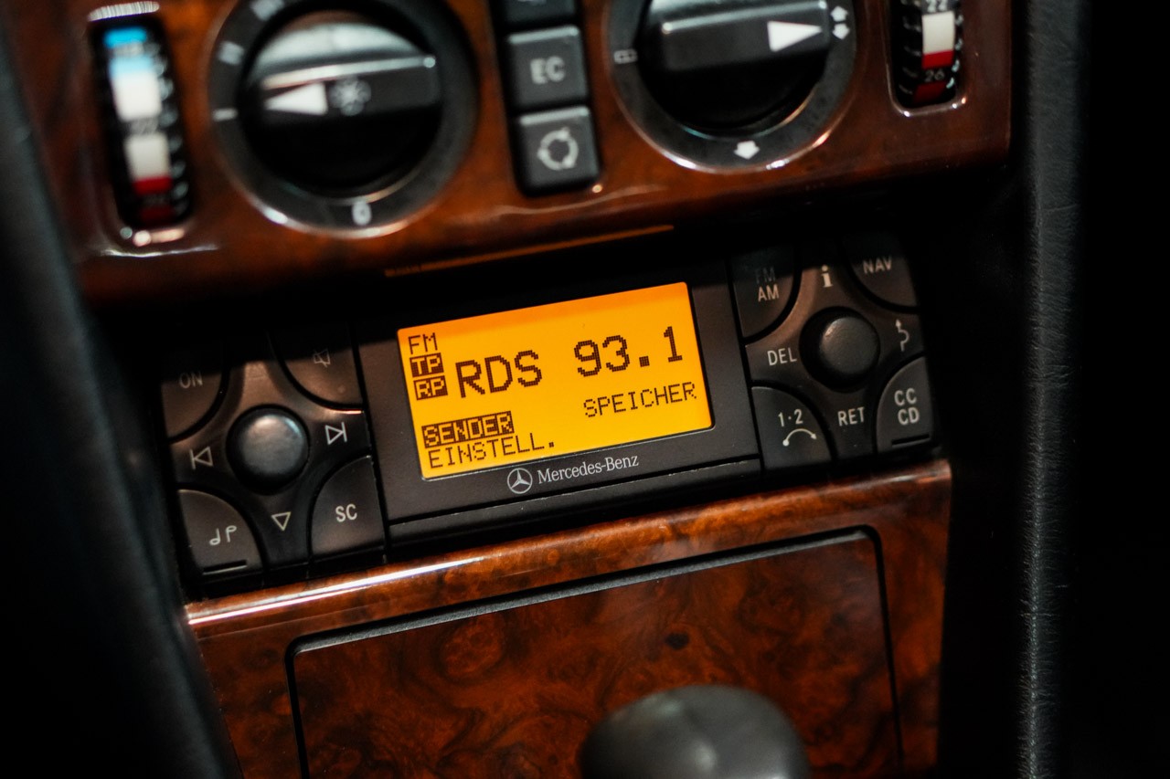 MERCEDES-BENZ 300 CE-image-17
