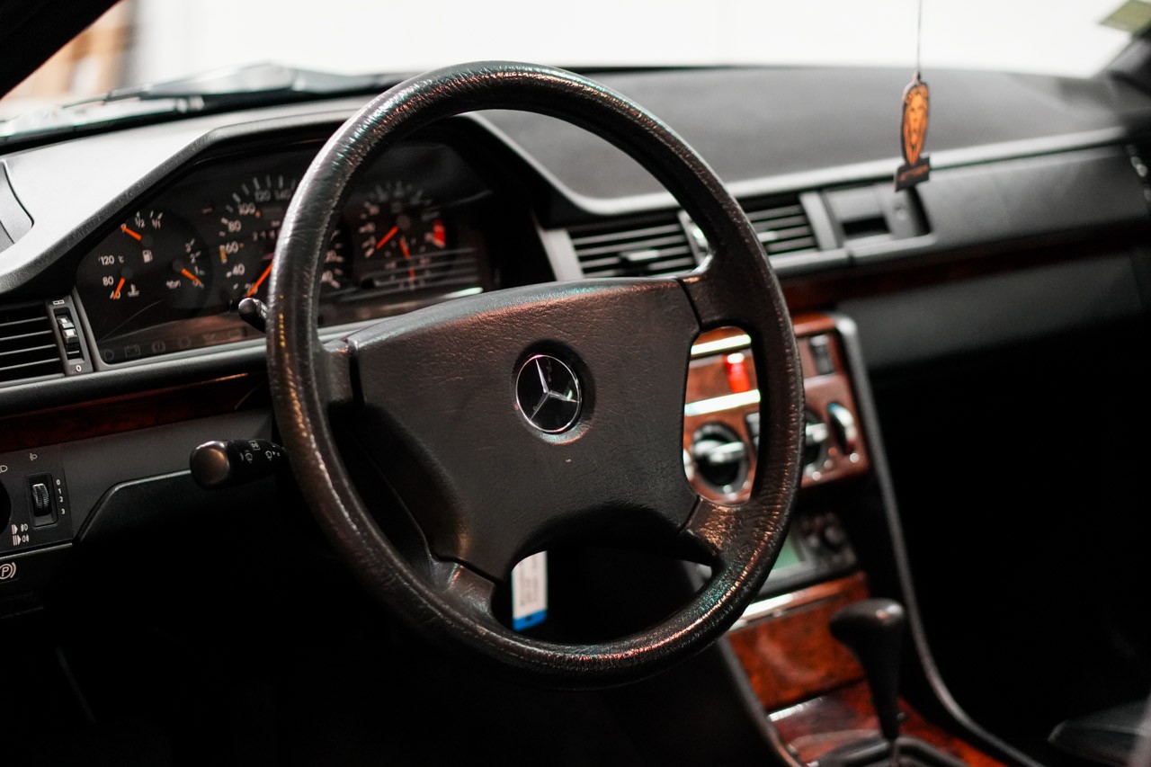 MERCEDES-BENZ 300 CE-image-19
