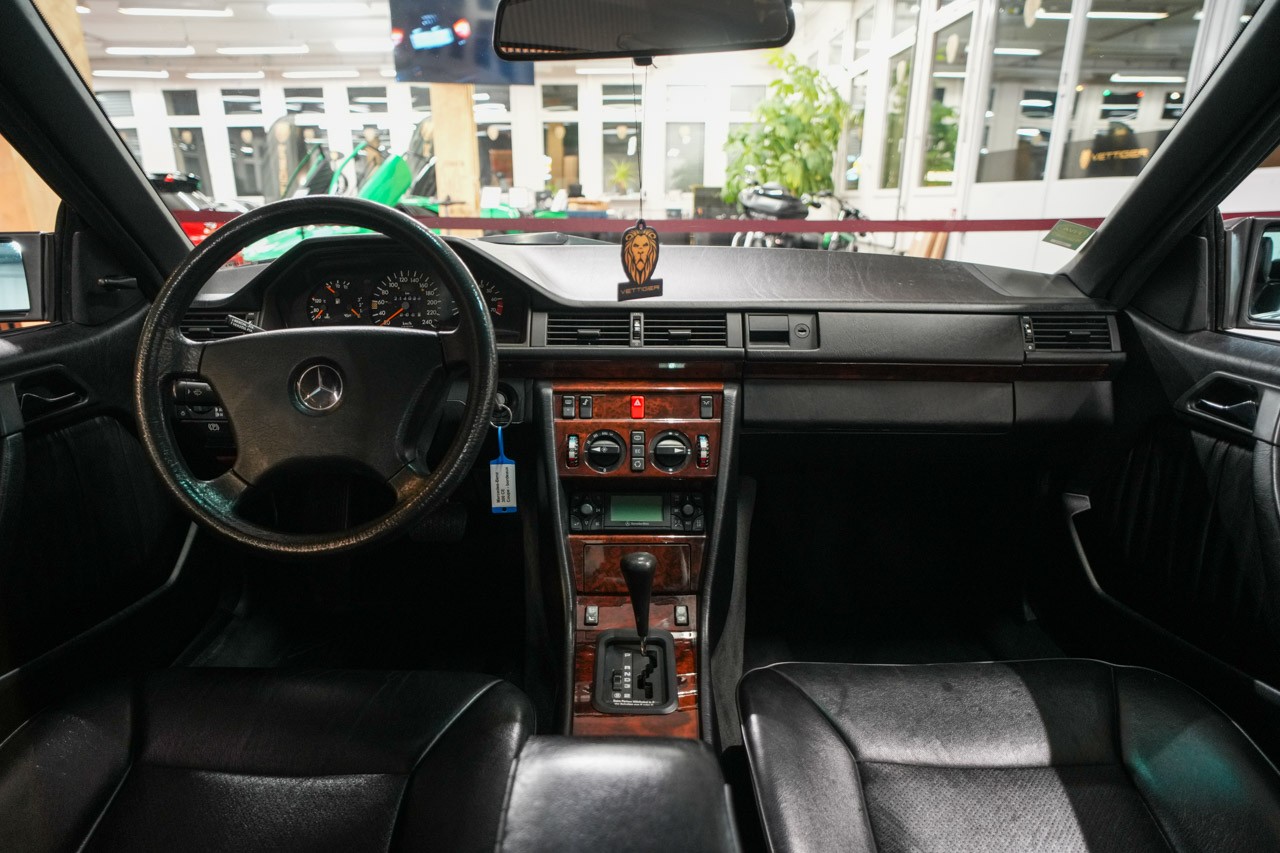 MERCEDES-BENZ 300 CE-image-9