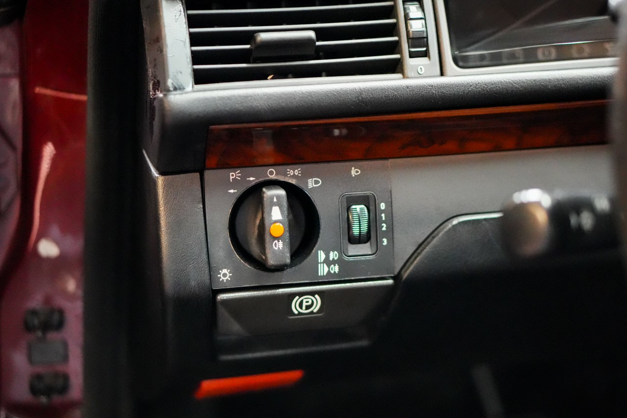 MERCEDES-BENZ 300 CE-image-18