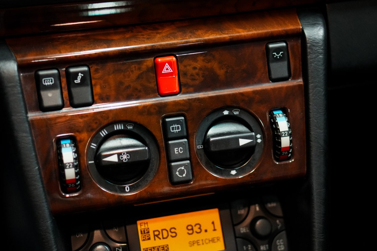 MERCEDES-BENZ 300 CE-image-16