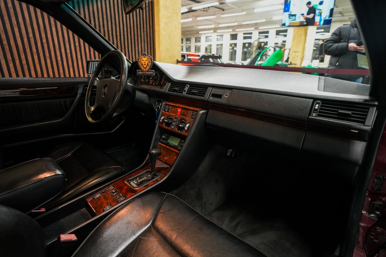 MERCEDES-BENZ 300 CE-image-12