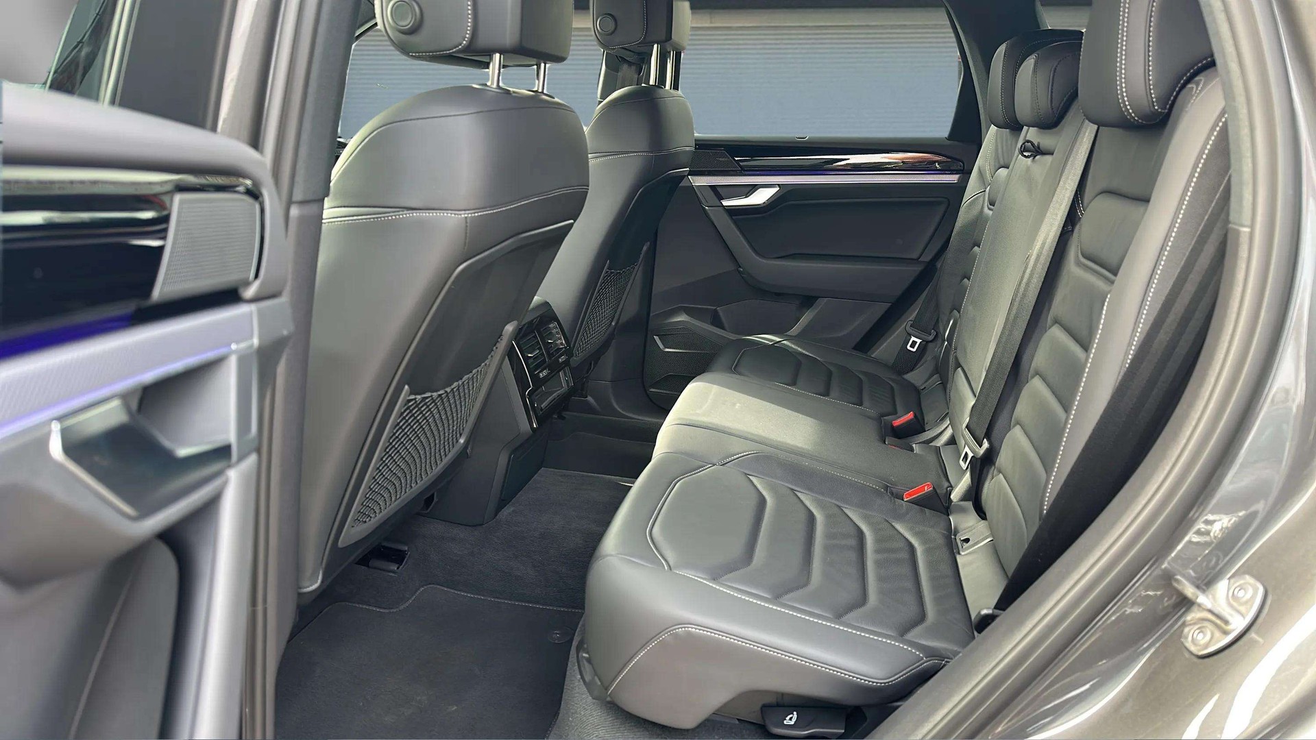 VW Touareg 3.0 TDI R Line Tiptronic Black Optik mit AHK & Luftfederung + Standheizung + Allradkenkung & Werksgarantie-image-12