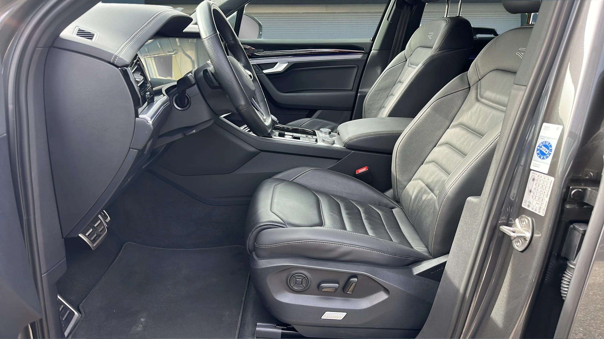 VW Touareg 3.0 TDI R Line Tiptronic Black Optik mit AHK & Luftfederung + Standheizung + Allradkenkung & Werksgarantie-image-10