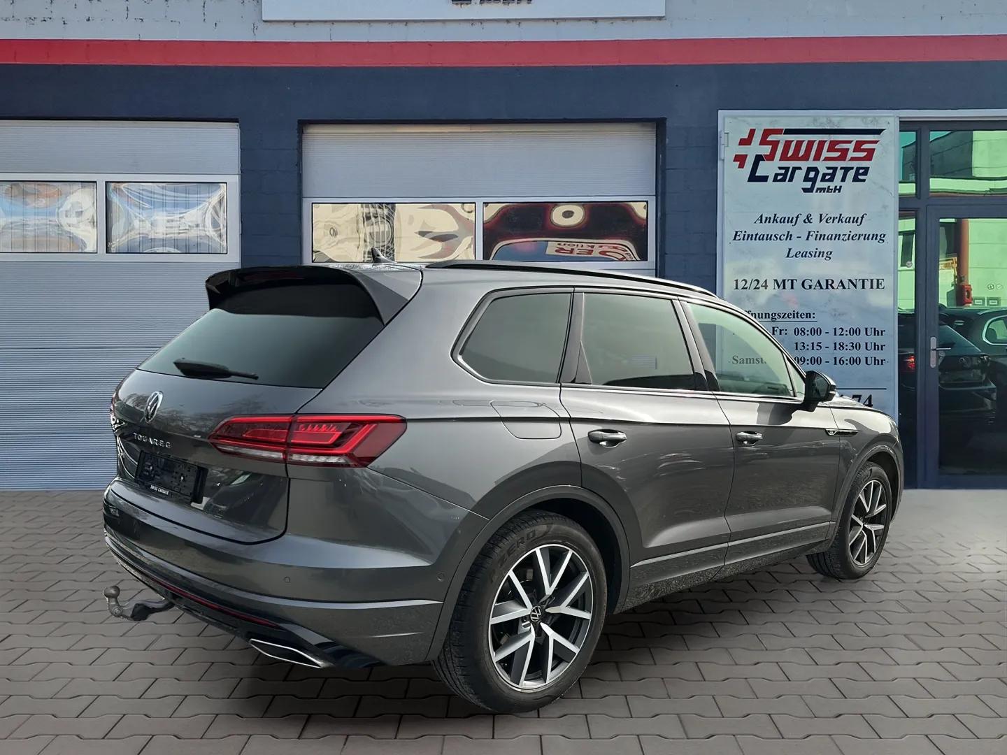 VW Touareg 3.0 TDI R Line Tiptronic Black Optik mit AHK & Luftfederung + Standheizung + Allradkenkung & Werksgarantie-image-7