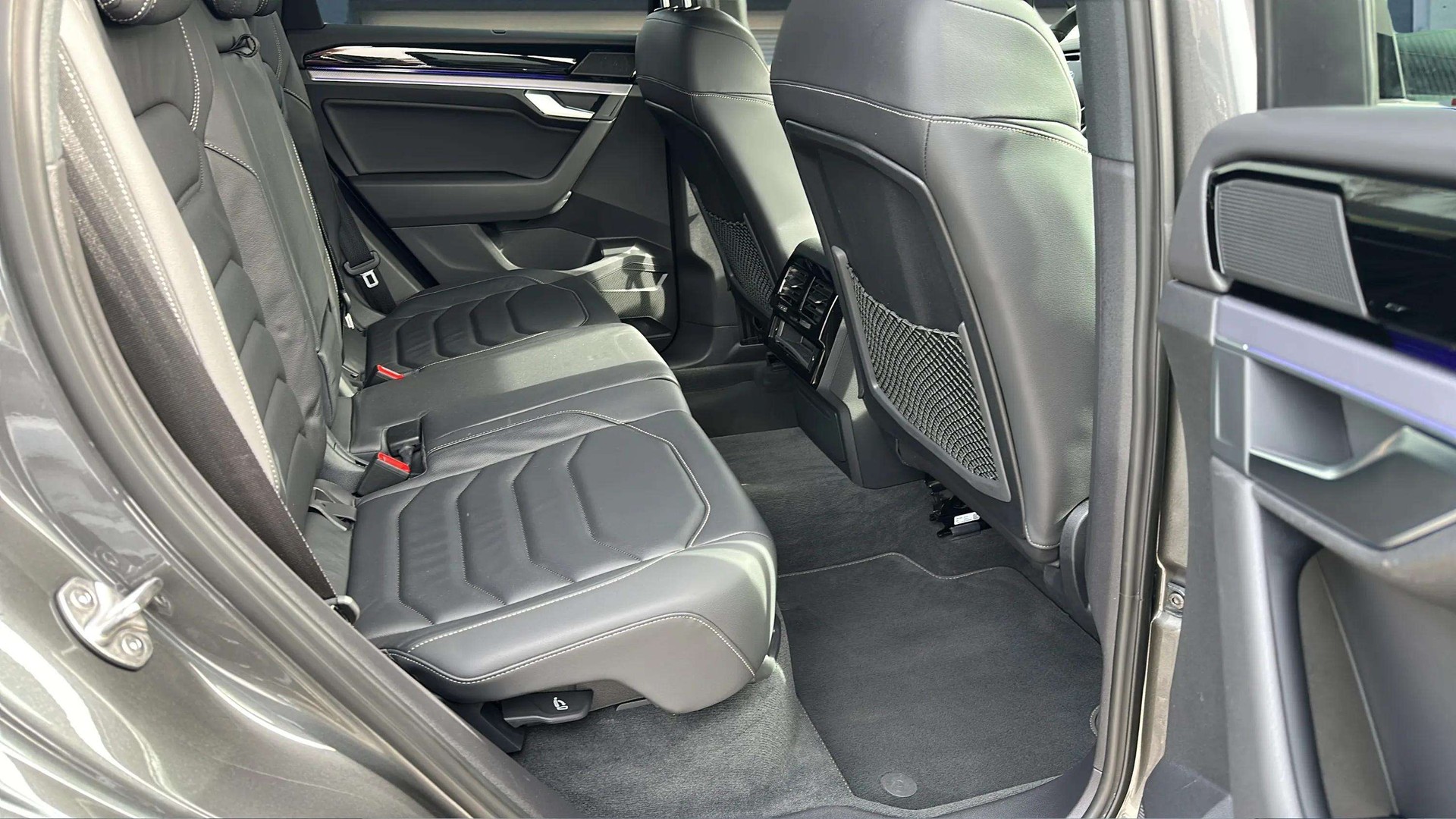 VW Touareg 3.0 TDI R Line Tiptronic Black Optik mit AHK & Luftfederung + Standheizung + Allradkenkung & Werksgarantie-image-13