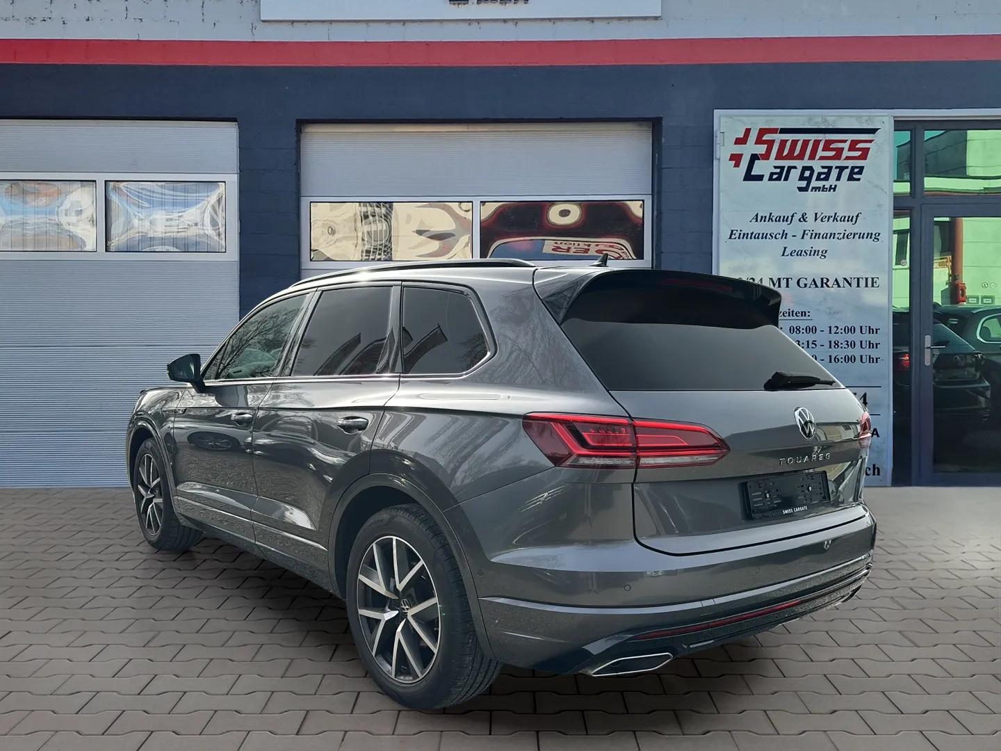 VW Touareg 3.0 TDI R Line Tiptronic Black Optik mit AHK & Luftfederung + Standheizung + Allradkenkung & Werksgarantie-image-5