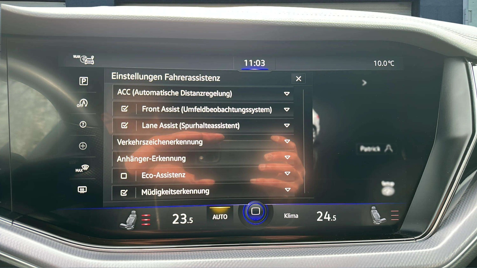 VW Touareg 3.0 TDI R Line Tiptronic Black Optik mit AHK & Luftfederung + Standheizung + Allradkenkung & Werksgarantie-image-17