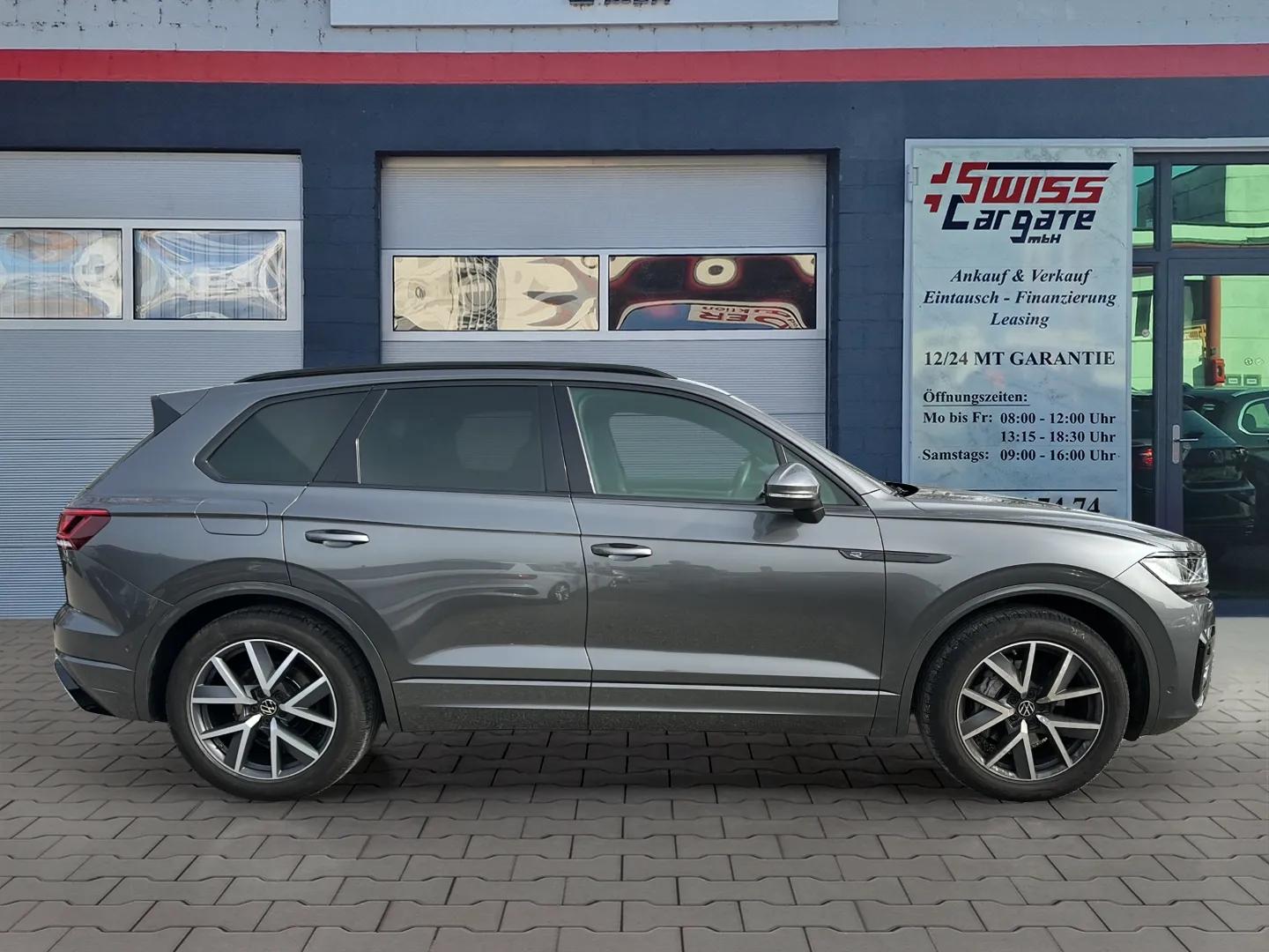 VW Touareg 3.0 TDI R Line Tiptronic Black Optik mit AHK & Luftfederung + Standheizung + Allradkenkung & Werksgarantie-image-8
