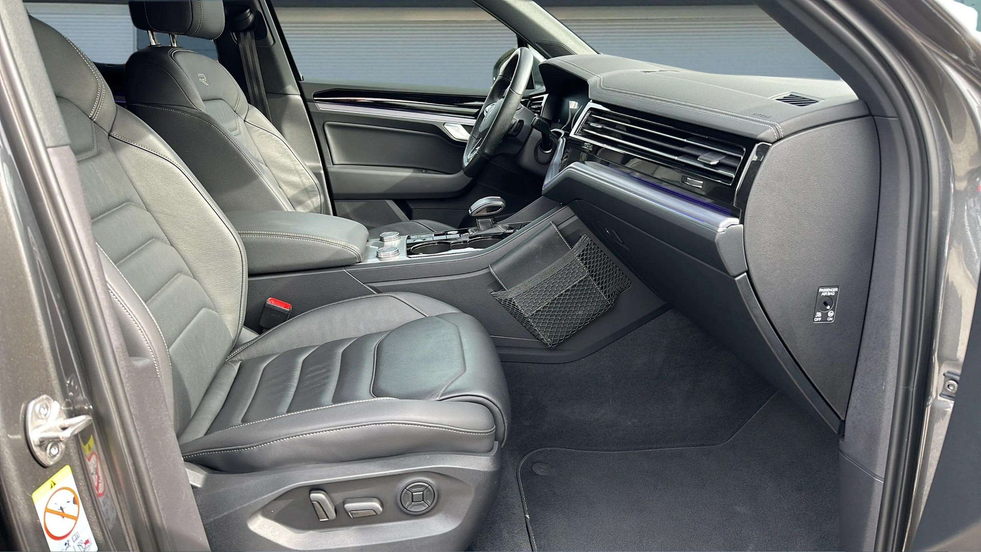 VW Touareg 3.0 TDI R Line Tiptronic Black Optik mit AHK & Luftfederung + Standheizung + Allradkenkung & Werksgarantie-image-11