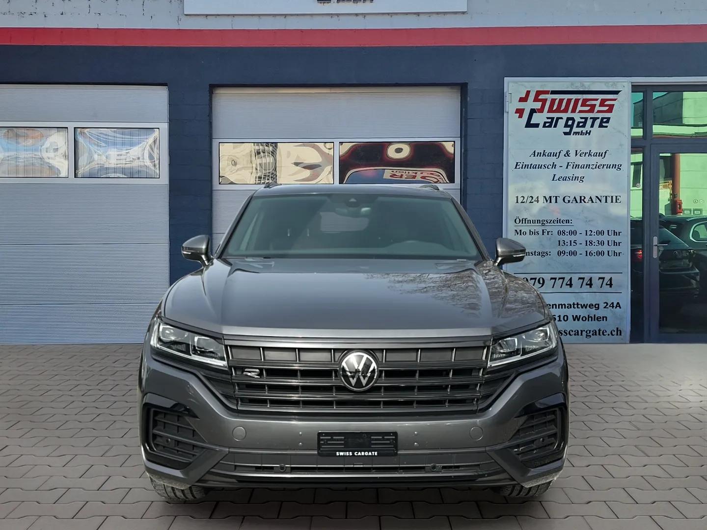 VW Touareg 3.0 TDI R Line Tiptronic Black Optik mit AHK & Luftfederung + Standheizung + Allradkenkung & Werksgarantie-showroom-element-2