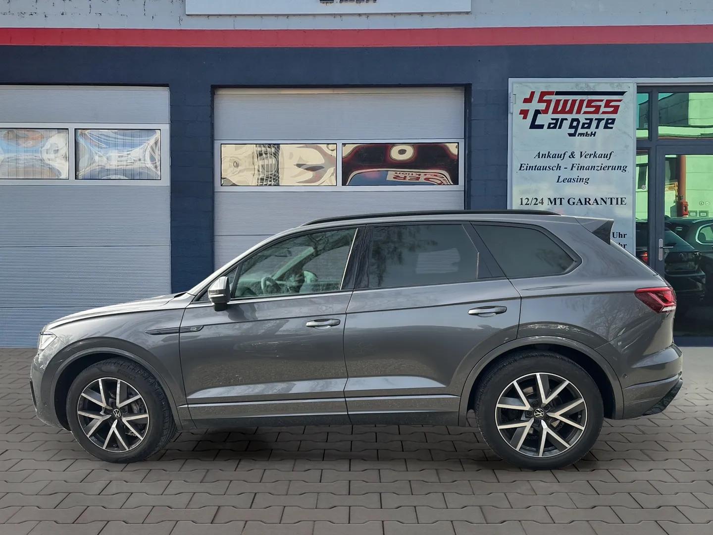 VW Touareg 3.0 TDI R Line Tiptronic Black Optik mit AHK & Luftfederung + Standheizung + Allradkenkung & Werksgarantie-image-4
