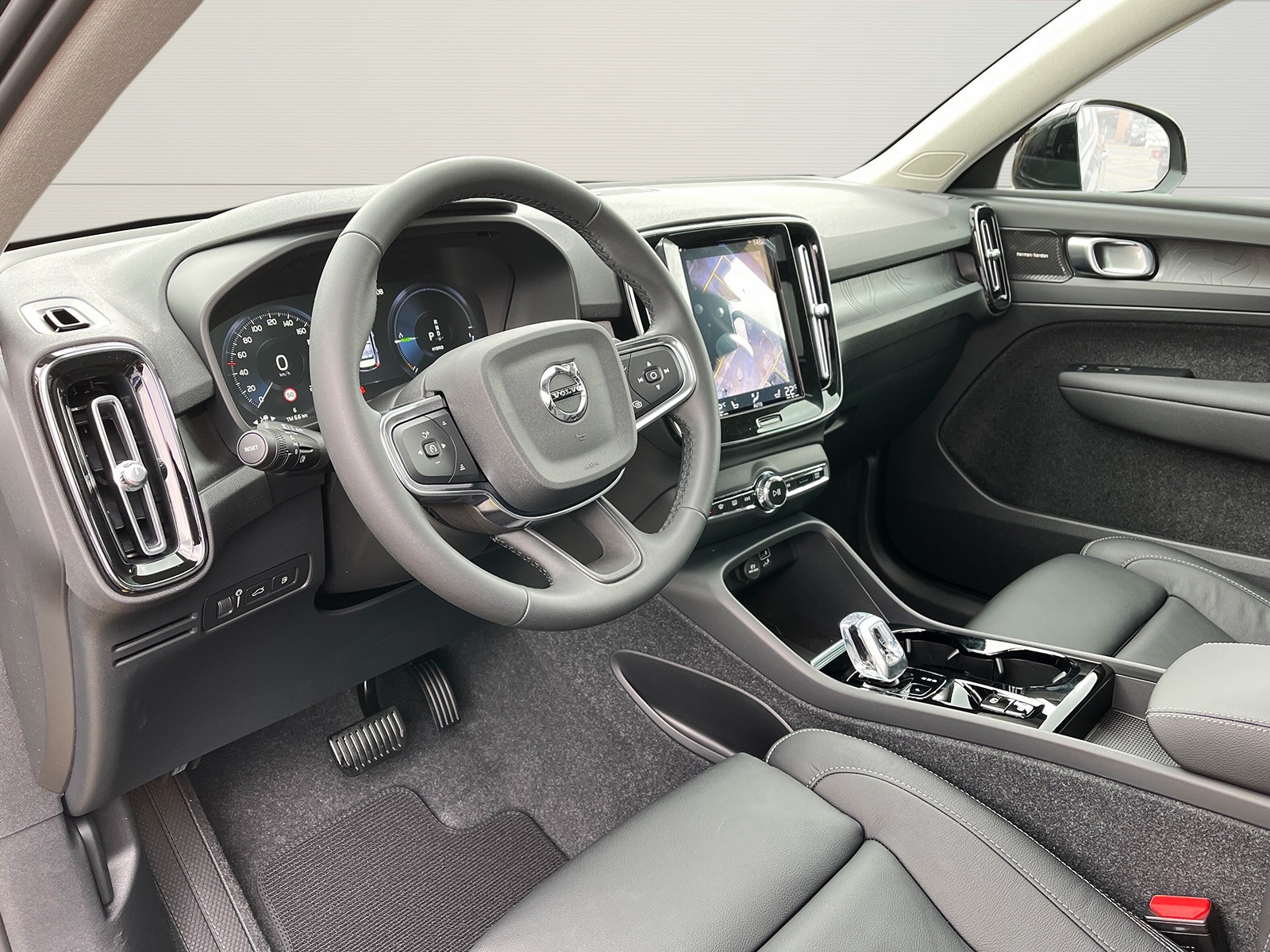 VOLVO XC40 1.5 T5 PiH Ultimate Dark-image-6