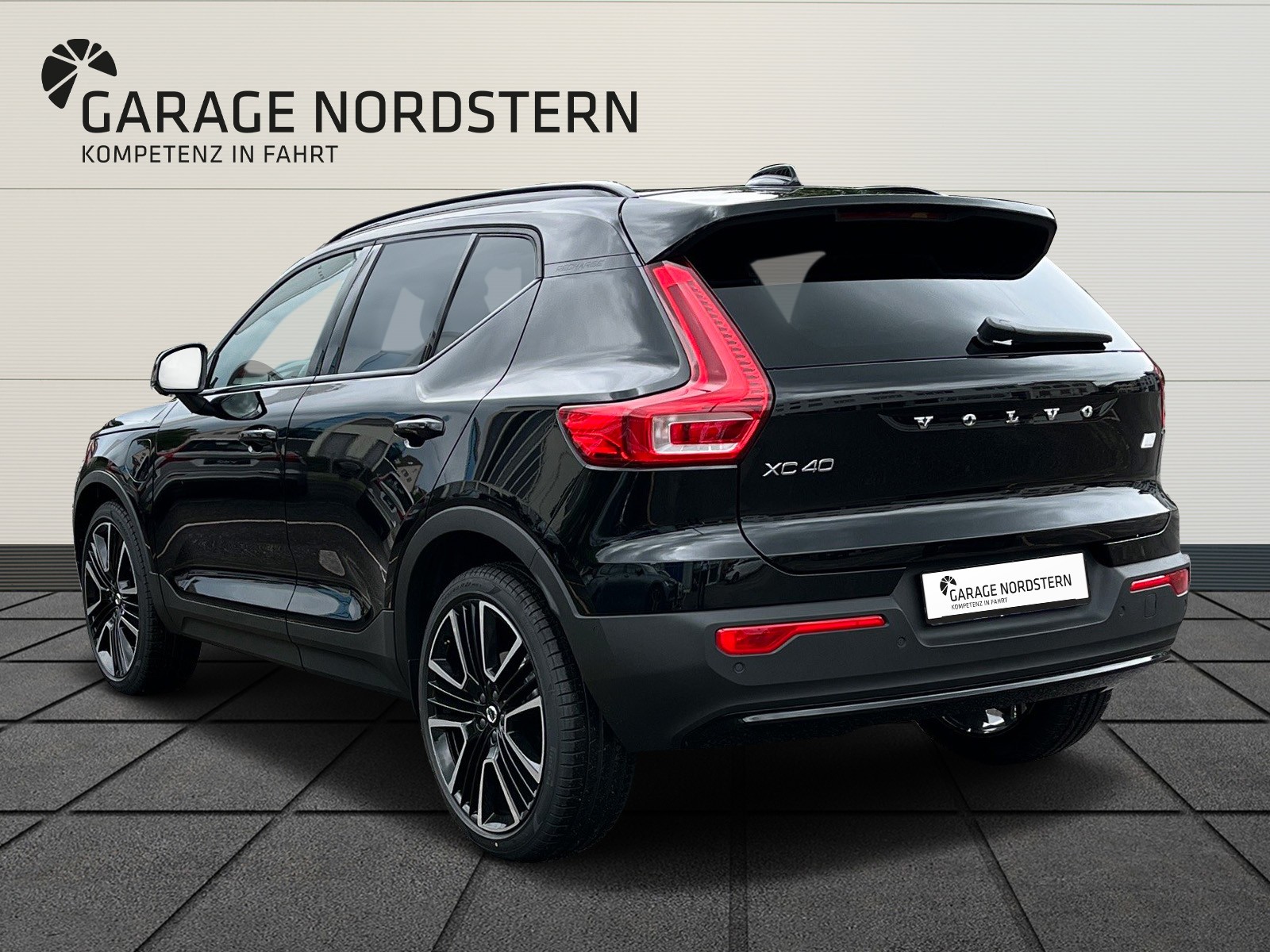 VOLVO XC40 1.5 T5 PiH Ultimate Dark-showroom-element-2