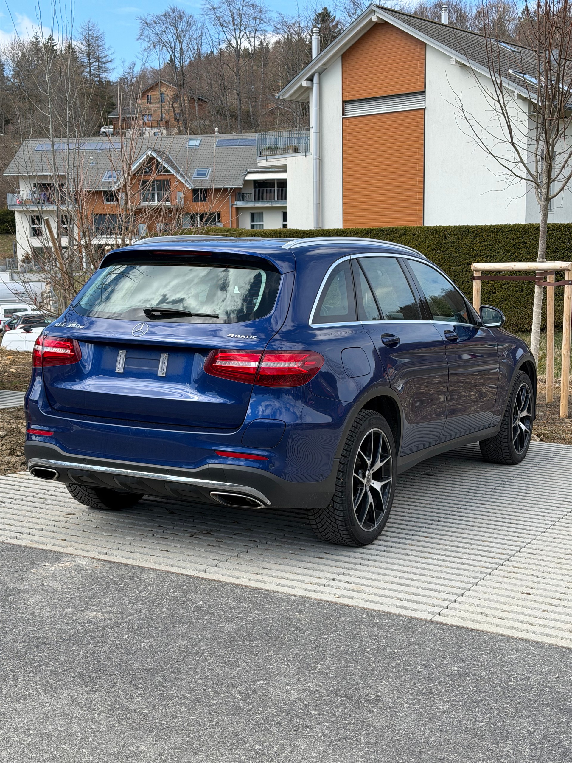 MERCEDES-BENZ GLC 350 e AMG Line 4Matic 7G-Tronic-image-10