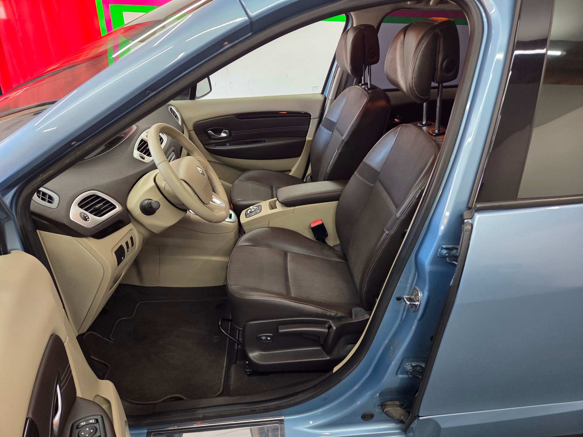 RENAULT Scénic 2.0 16V Privilège X-Tronic CVT-image-10