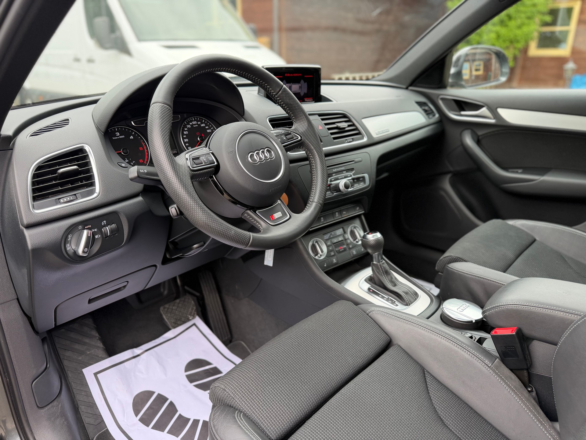 AUDI Q3 2.0 TDI quattro S-tronic-image-8