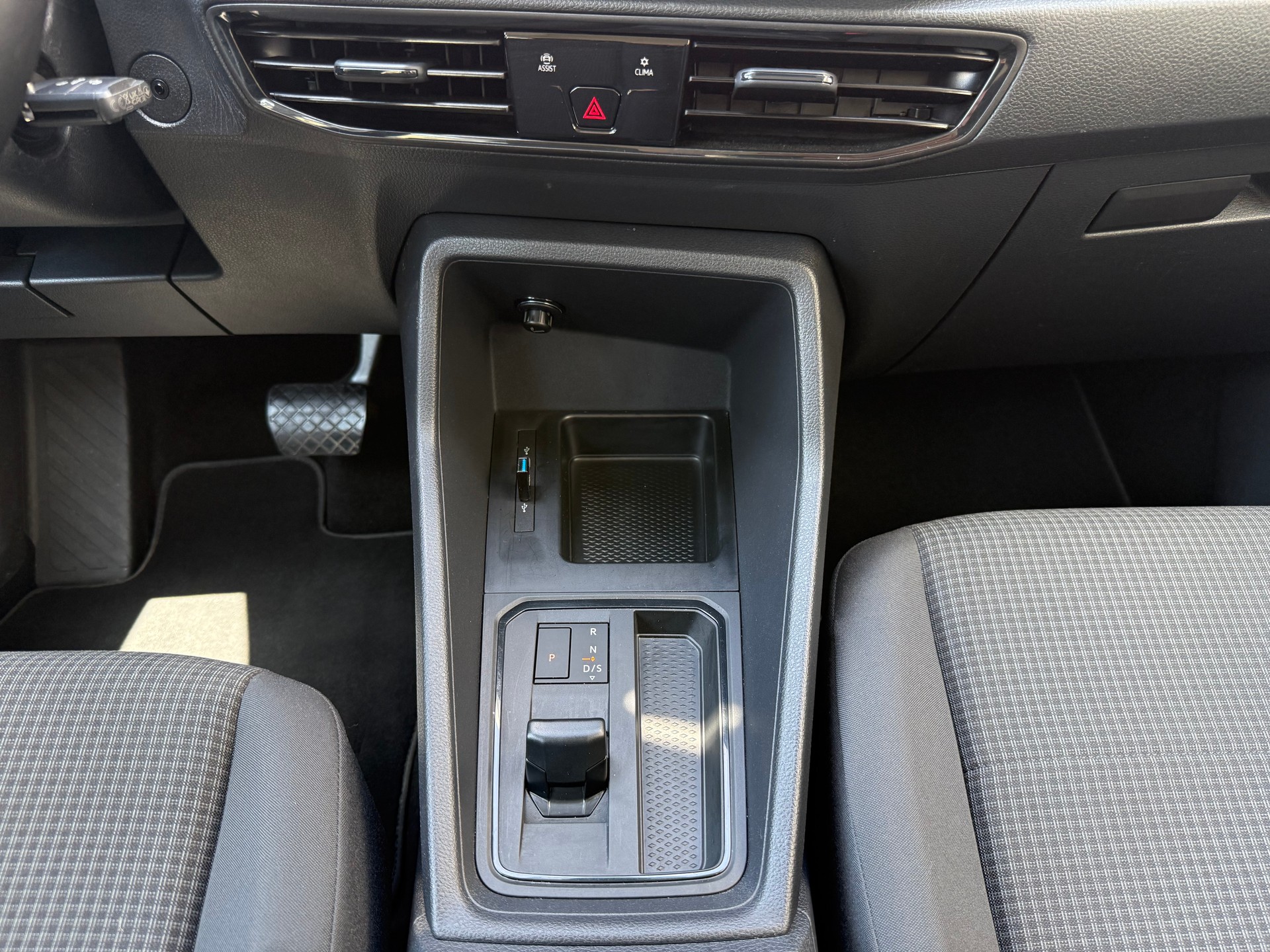 VW Caddy 2.0 TDI California Spirit DSG ** Werksgarantie**-image-17