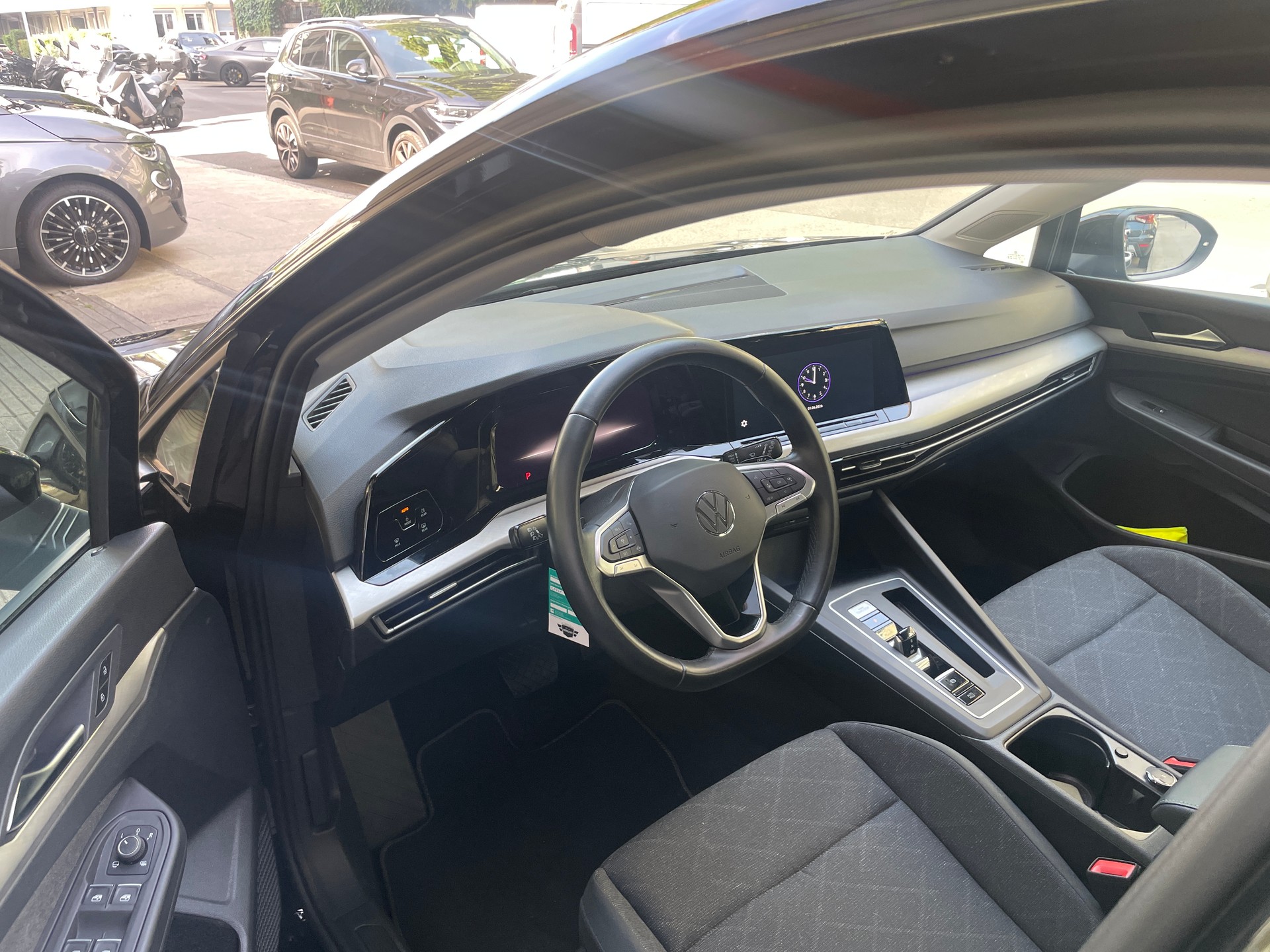 VW Golf 1.0 eTSI mHEV Life-image-7