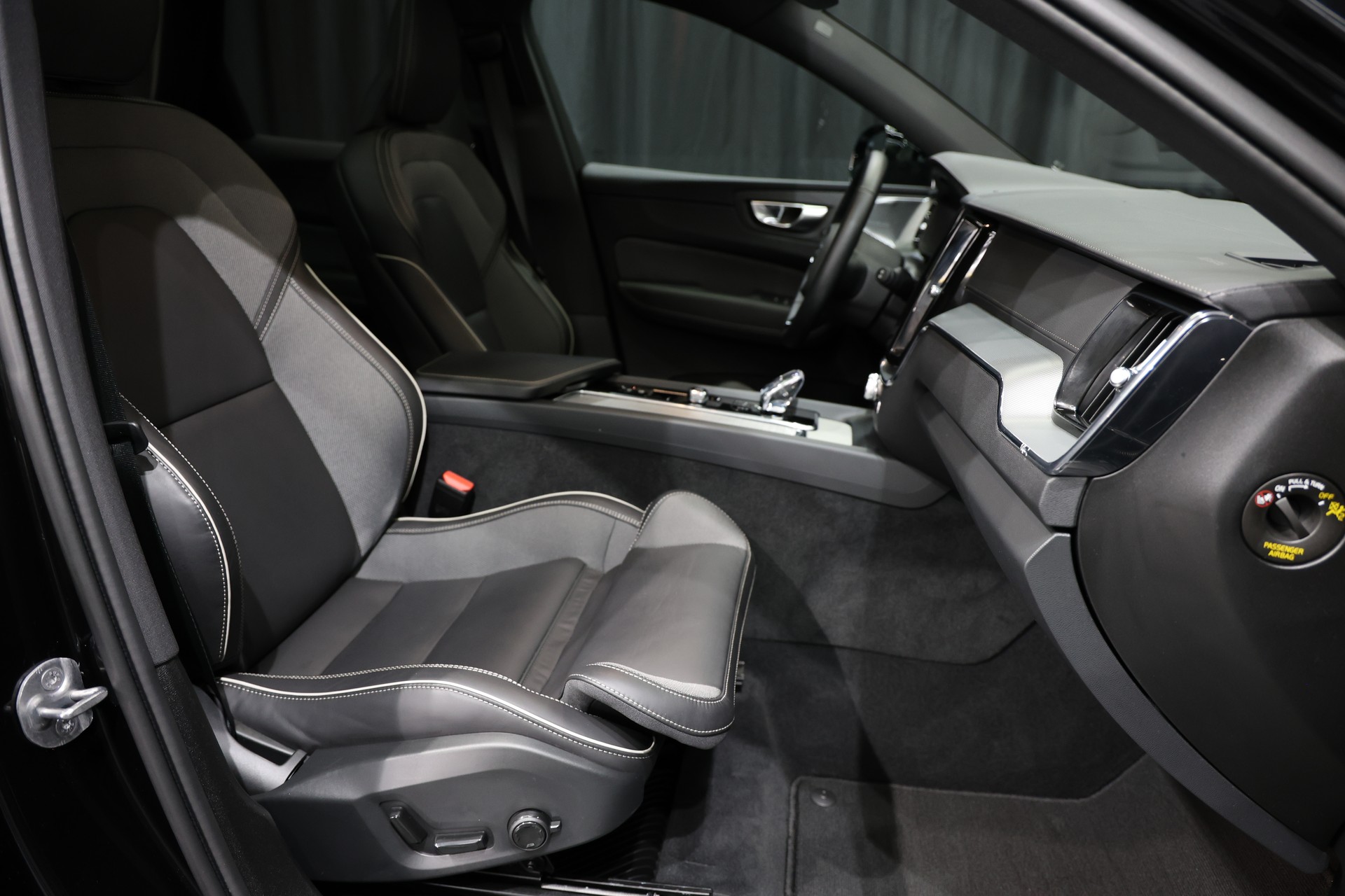 VOLVO XC60 B5 Benzin Mild Hybrid AWD Pure Ultra Dark Geartronic-image-19