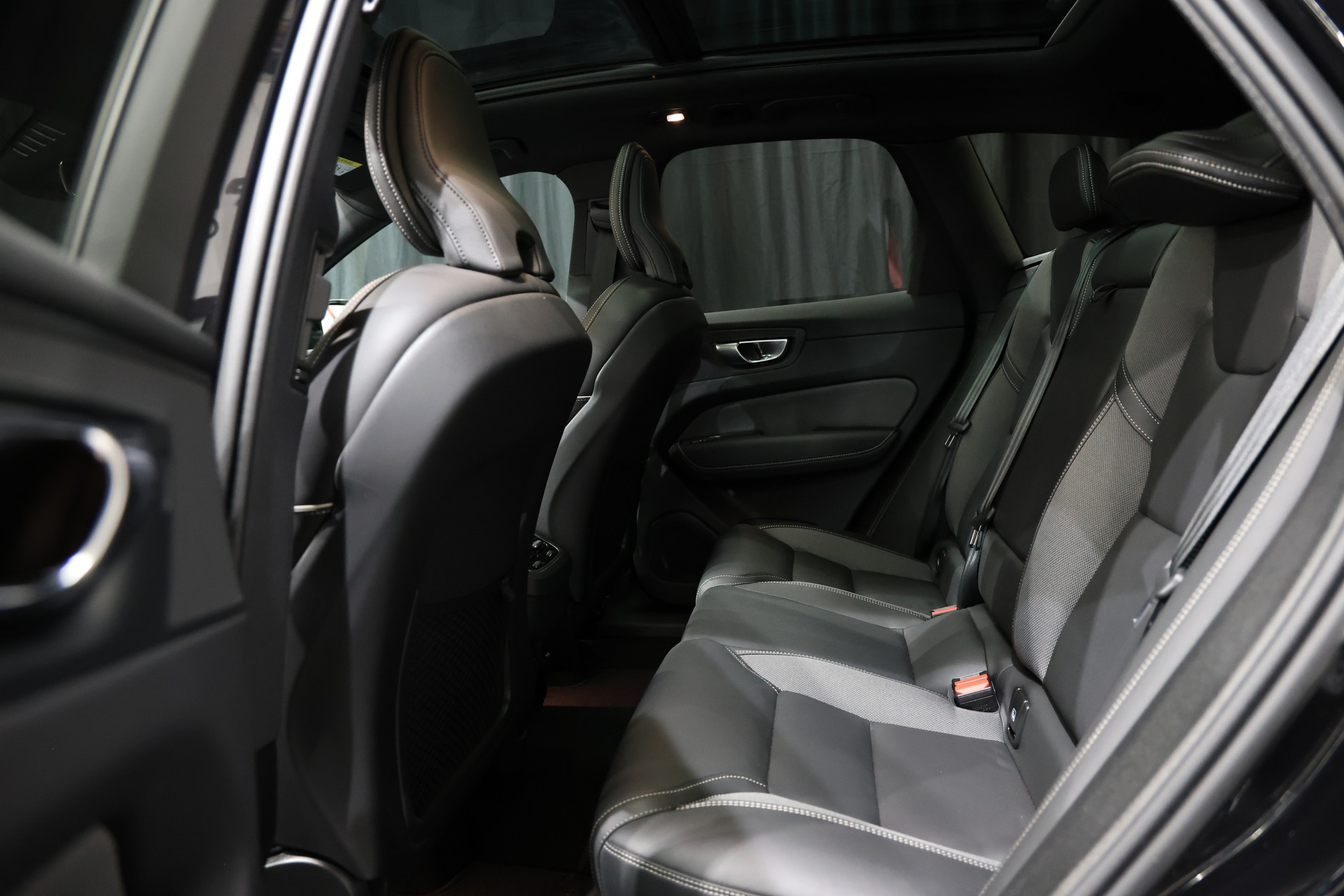 VOLVO XC60 B5 Benzin Mild Hybrid AWD Pure Ultra Dark Geartronic-image-17