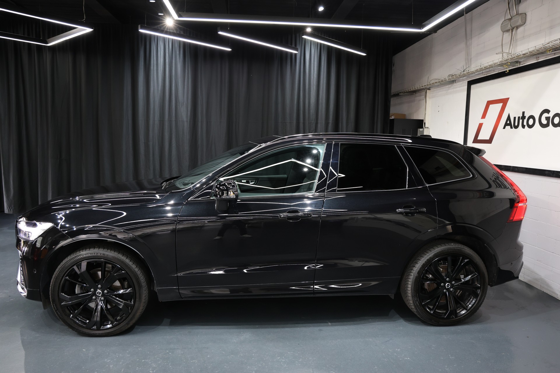 VOLVO XC60 B5 Benzin Mild Hybrid AWD Pure Ultra Dark Geartronic-showroom-element-3